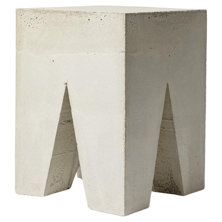 LESUSAGERS

Tabouret bas en béton architectural brutaliste du 21e siècle

Pièce faite à la main 

Tabouret bas en béton pour l'intérieur ou l'extérieur

Nouveau et sur mesure 

Condition originale parfaite.

hauteur 27 cm
Large 20 cm

