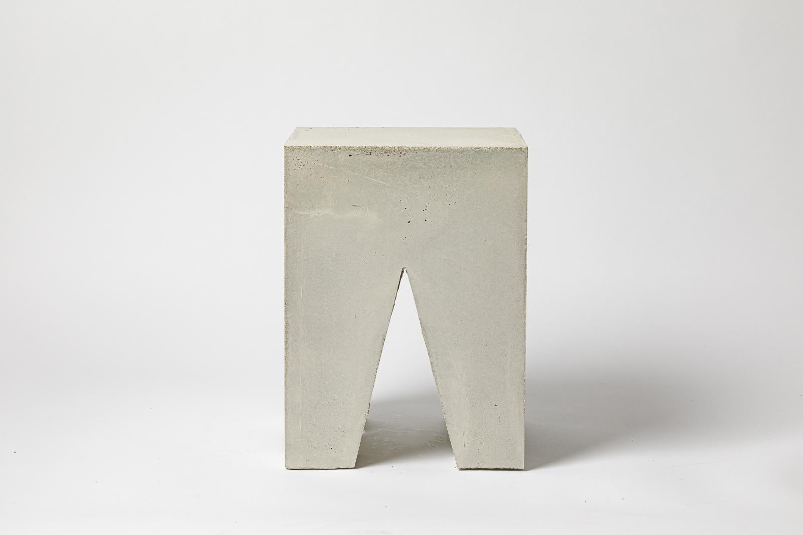 Moderne Tabouret bas en béton architectural du 21ème siècle fait main par LESUSAGERS unique en vente