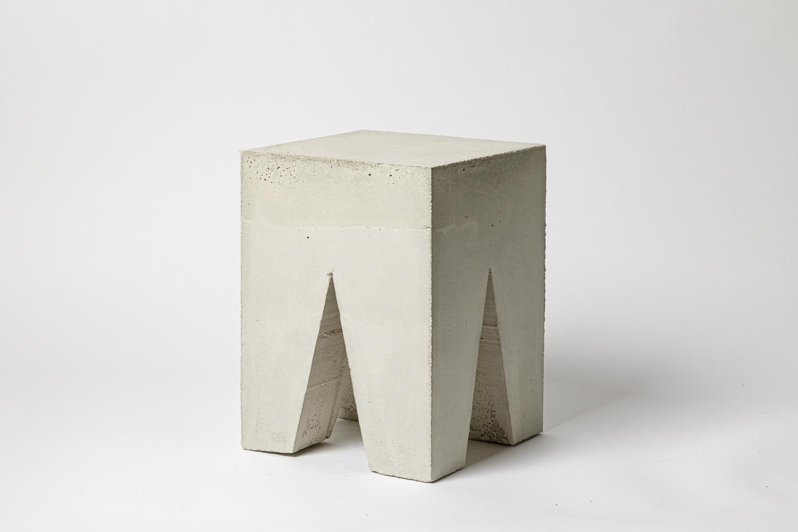 Français Tabouret bas en béton architectural du 21ème siècle fait main par LESUSAGERS unique en vente