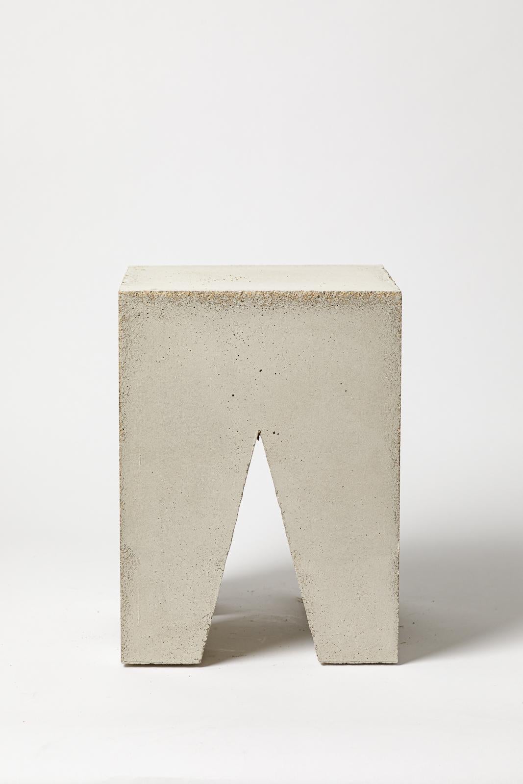 Français Tabouret bas en béton architectural du 21ème siècle fait main par LESUSAGERS unique en vente