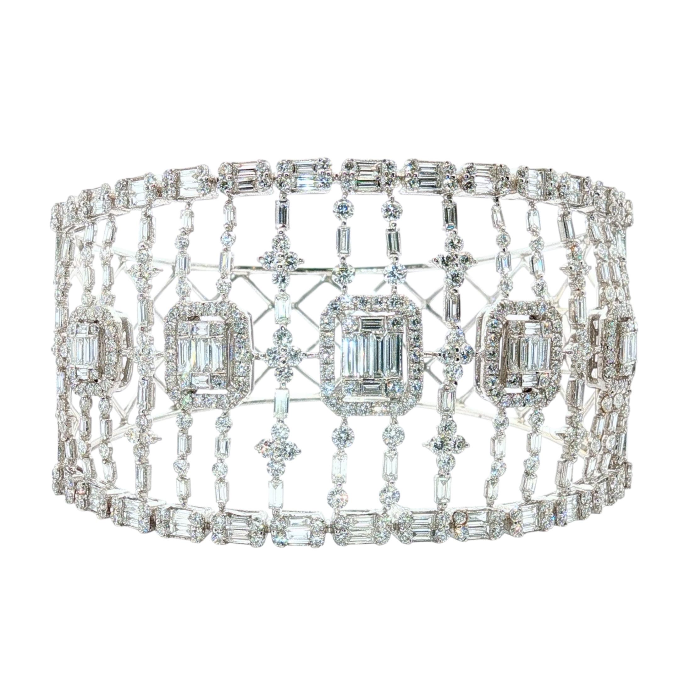 À la fois audacieux et raffiné, cet exceptionnel bracelet large à diamants est un triomphe du design et de l'artisanat. Serti de 8,00 carats de diamants à la fois en taille ronde et brillante et en baguettes de taille émeraude, il crée un jeu