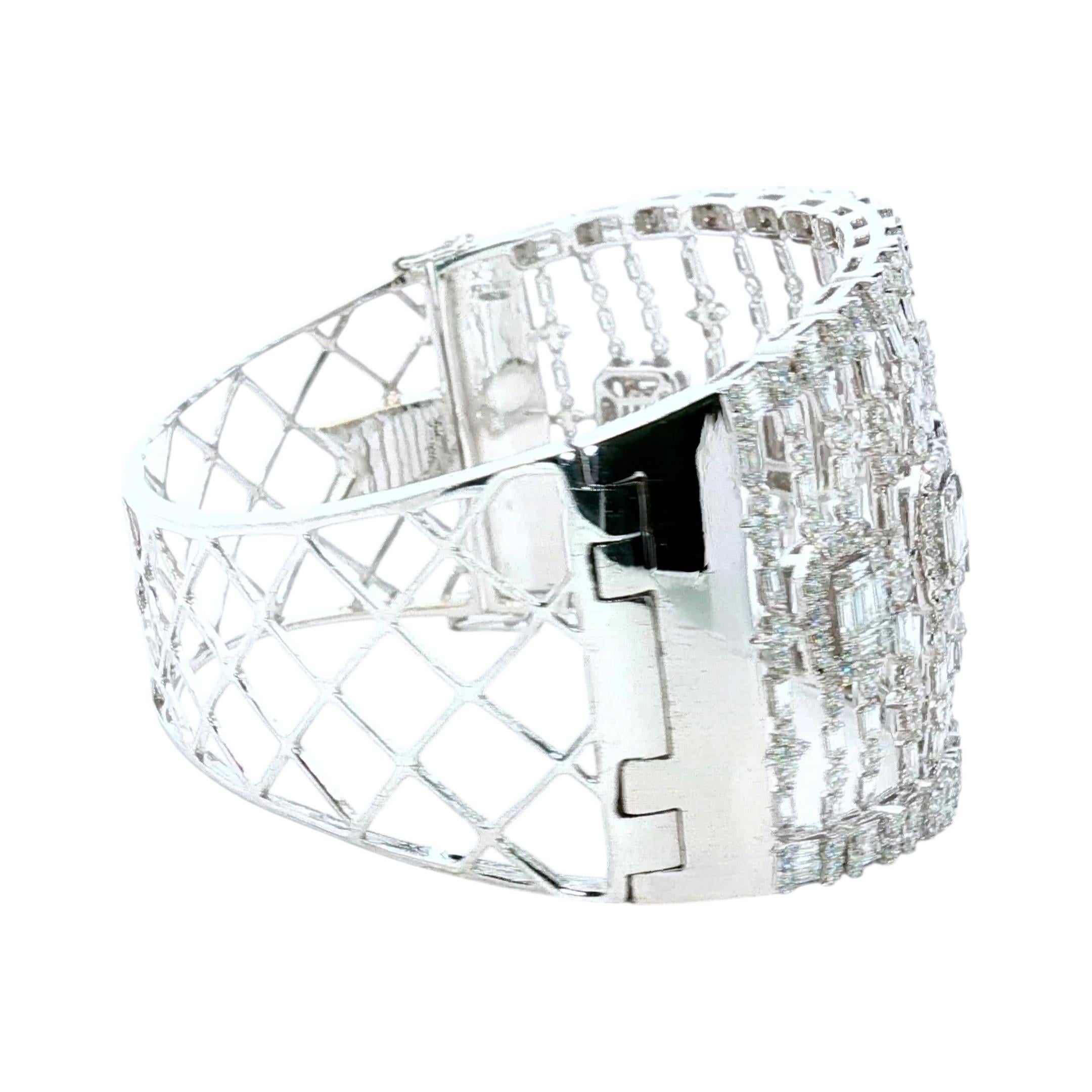 Moderne Bracelet large en diamants ronds et émeraudes de 8,00 carats d'architecture en 18K en vente