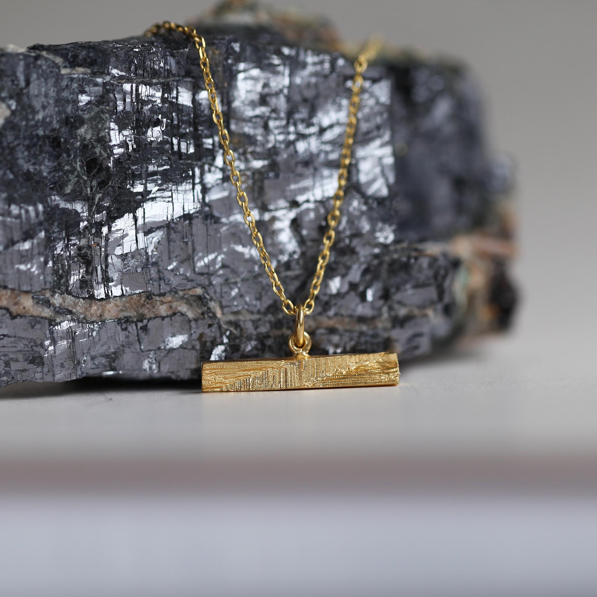 Collier à pendentif solitaire en or 9k Architectural T-bar Neuf - En vente à London, England