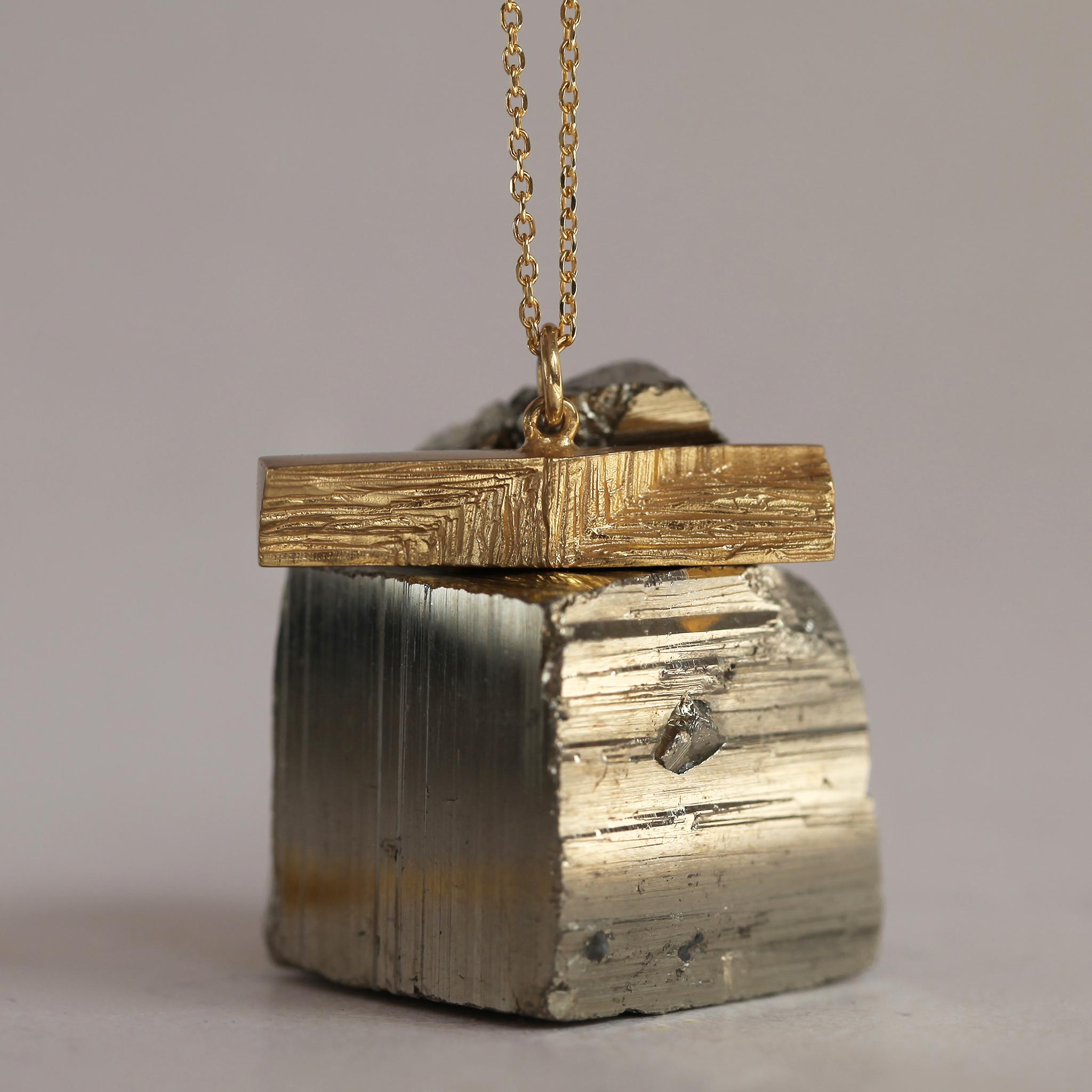 Collier unisexe à pendentif solitaire en or jaune 9k Architectural.

Sculpté dans de l'or 9 carats recyclé, le pendentif moderniste Trabea est une étude de la tension et de la géométrie. Son profil architectural suggère le contrôle et l'ordre,
