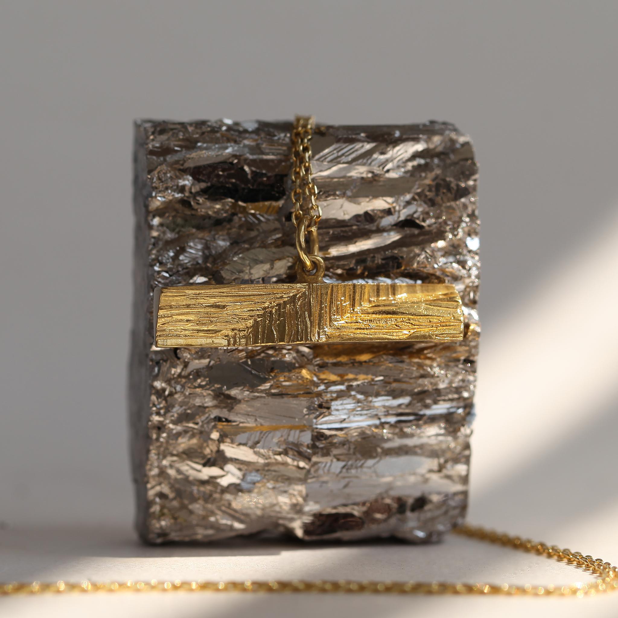 Moderniste Collier unisexe avec pendentif en T en or jaune 9k Architectural en vente
