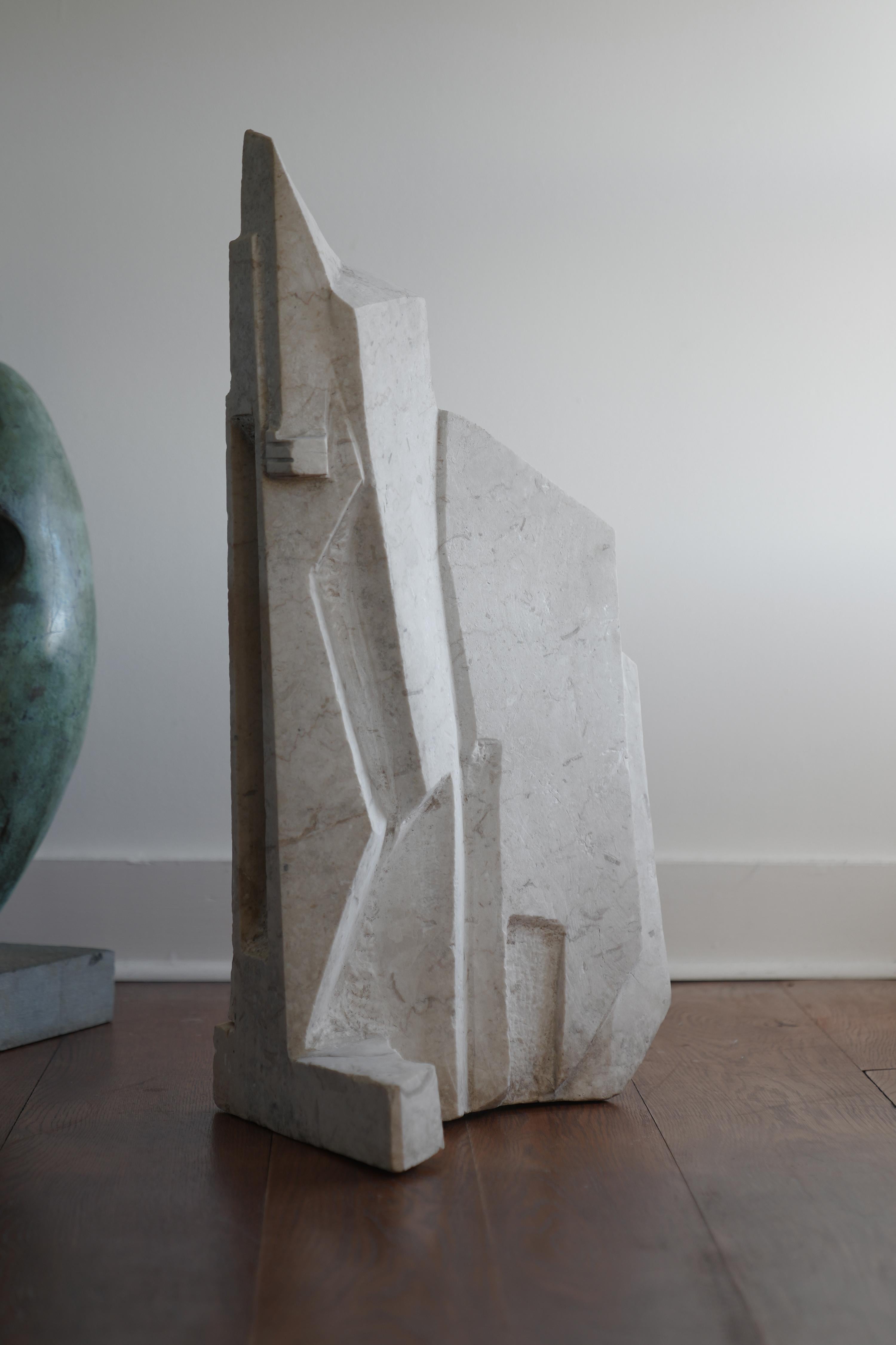 Sculpture architecturale abstraite en marbre en vente 1