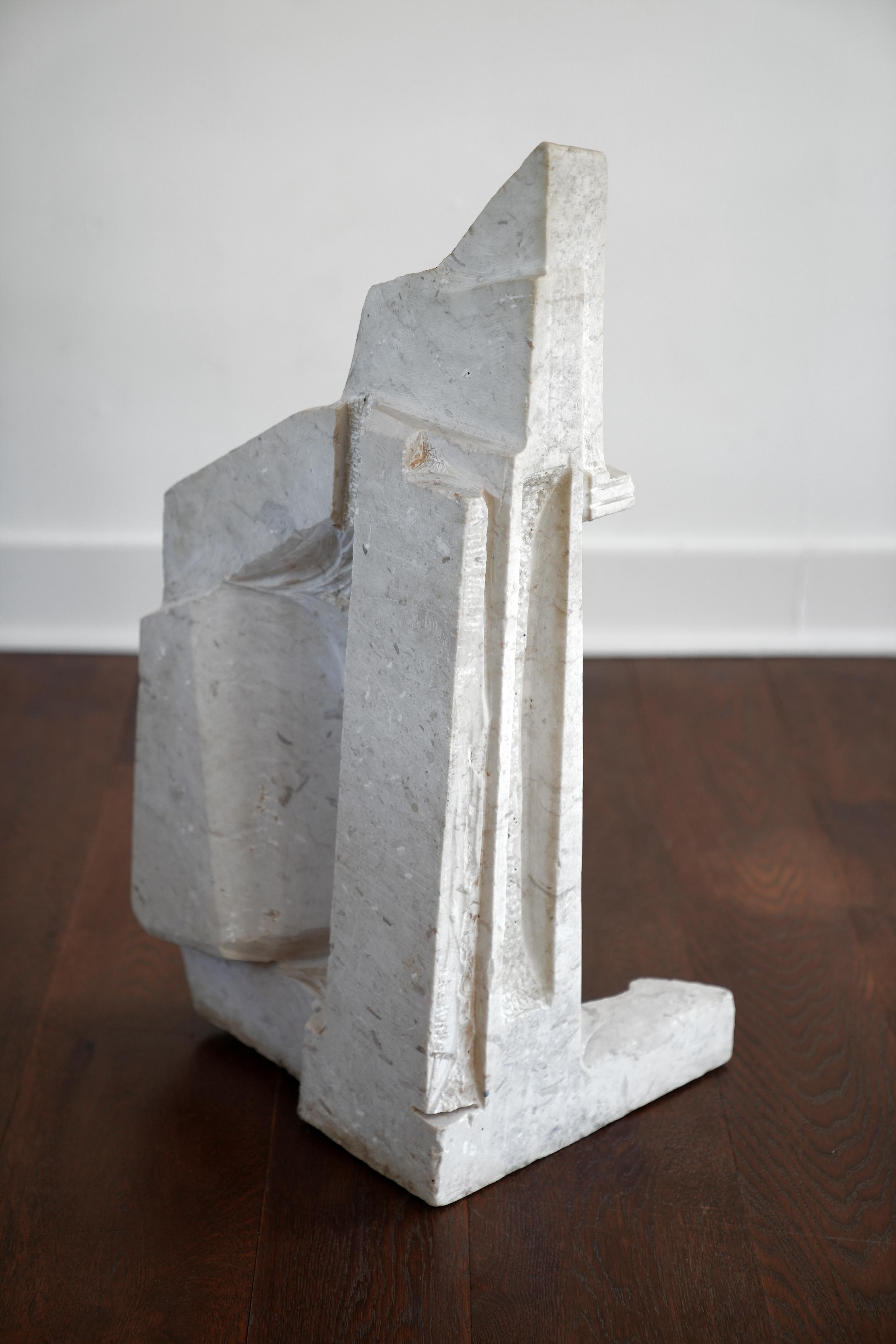 Sculpture architecturale abstraite en marbre en vente 2
