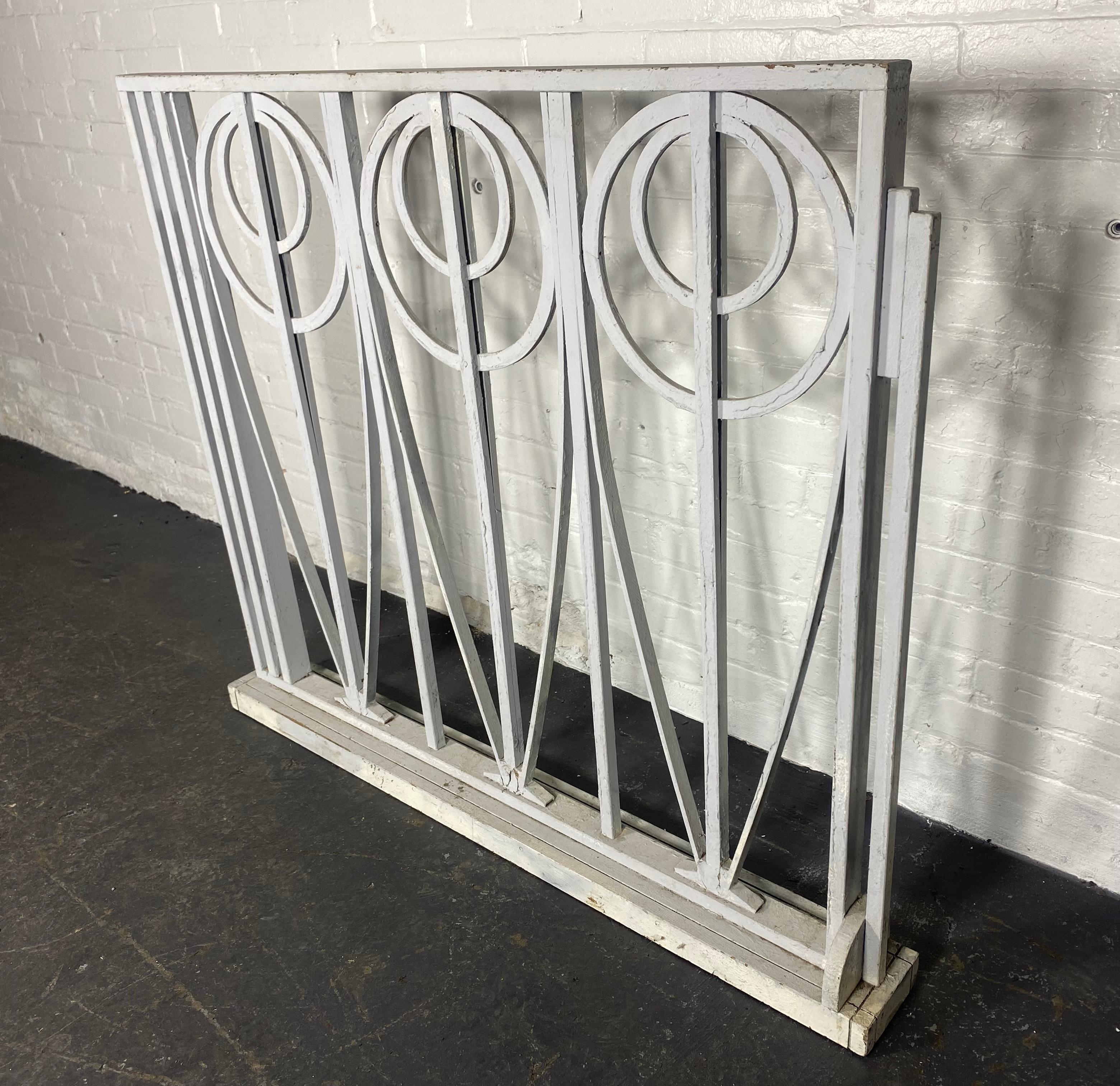 Architectural Art Nouveau Wood Element / fire screen manner of Rennie Mackintosh In Good Condition For Sale In Buffalo, NY