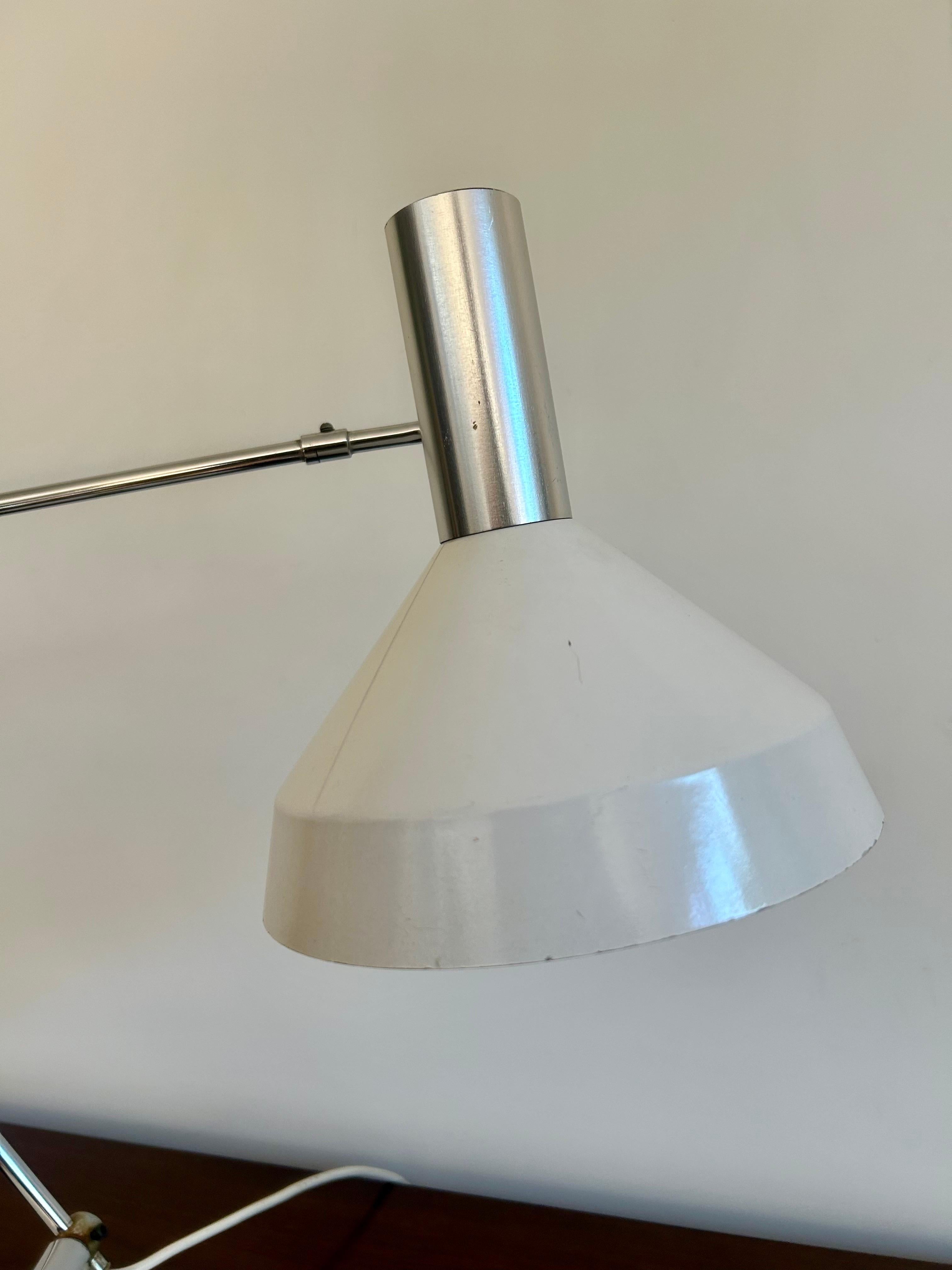 Modernist design.
Nickel plated steel, enameled shade, power coated heavy steel base with original wiring.
Original vintage condition showing minor wear with patina consistent with age and use.
Works great.
detailed mechanisms with articulated