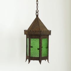 Linterna de hierro forjado y cristal verde de estilo Arts and Crafts, de alrededor de 1920
