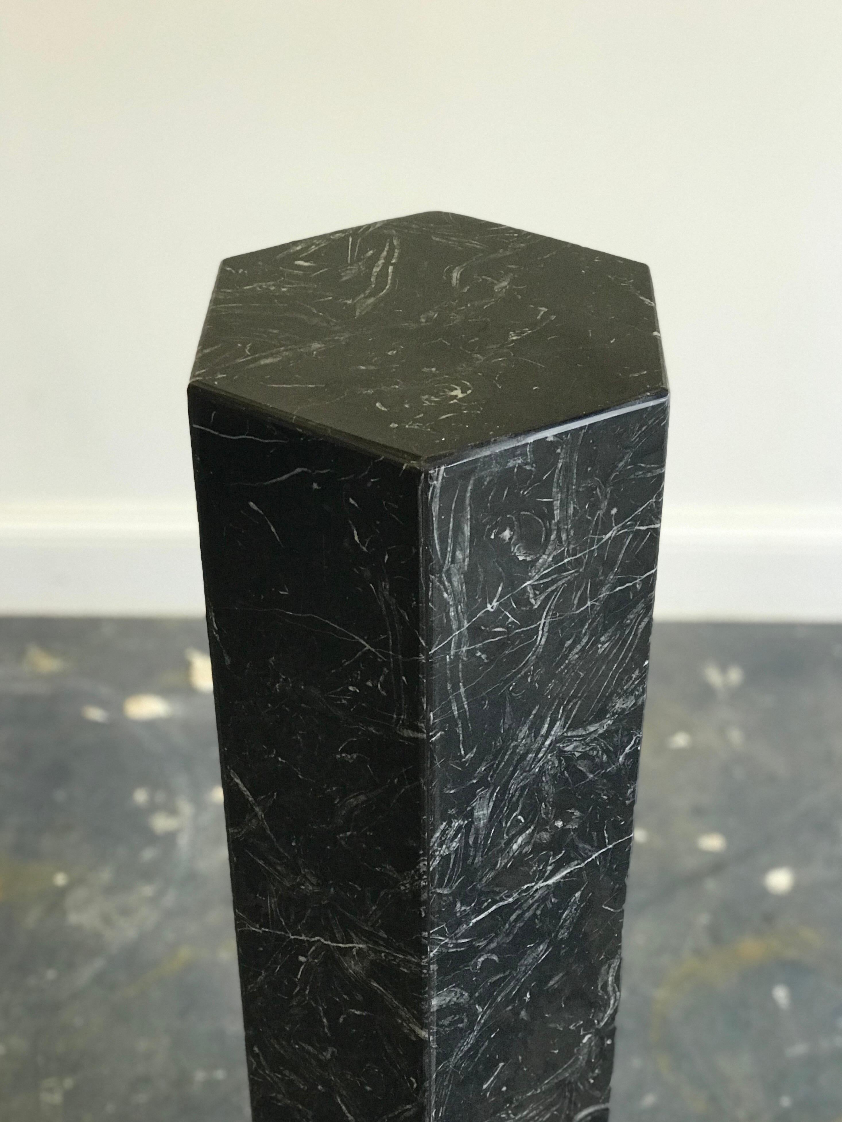 Elegant hexagonal black marble pedestal. Beautiful veining throughout. Very good condition. 

Measure: 35