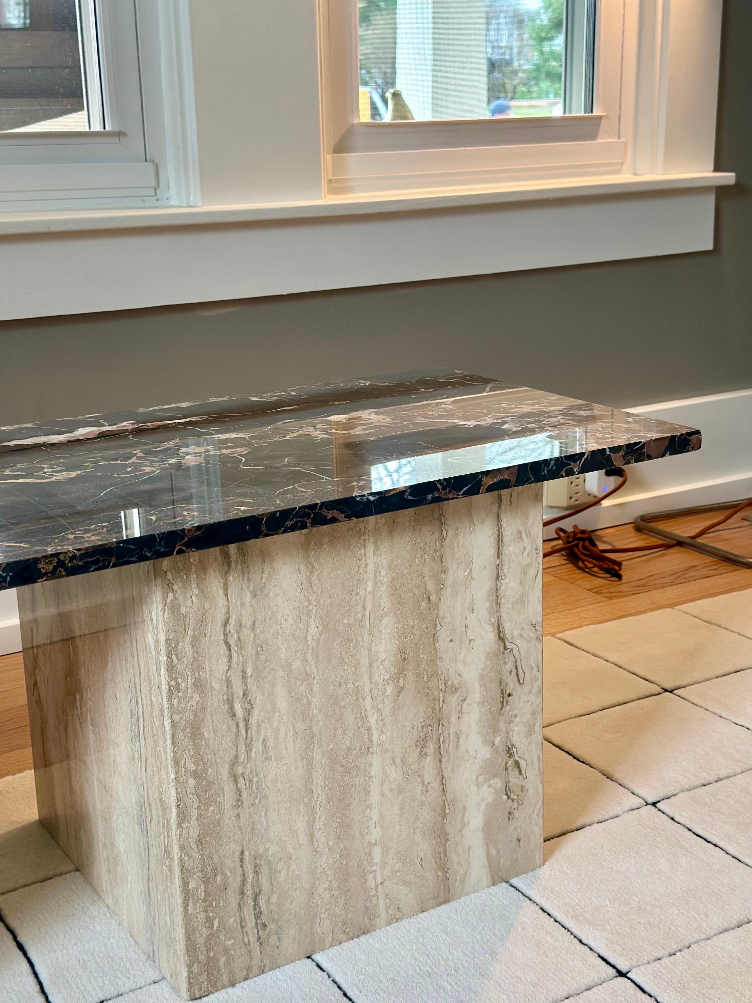 Mesa de centro con pedestal de mármol travertino y nero negro arquitectónico en venta 3