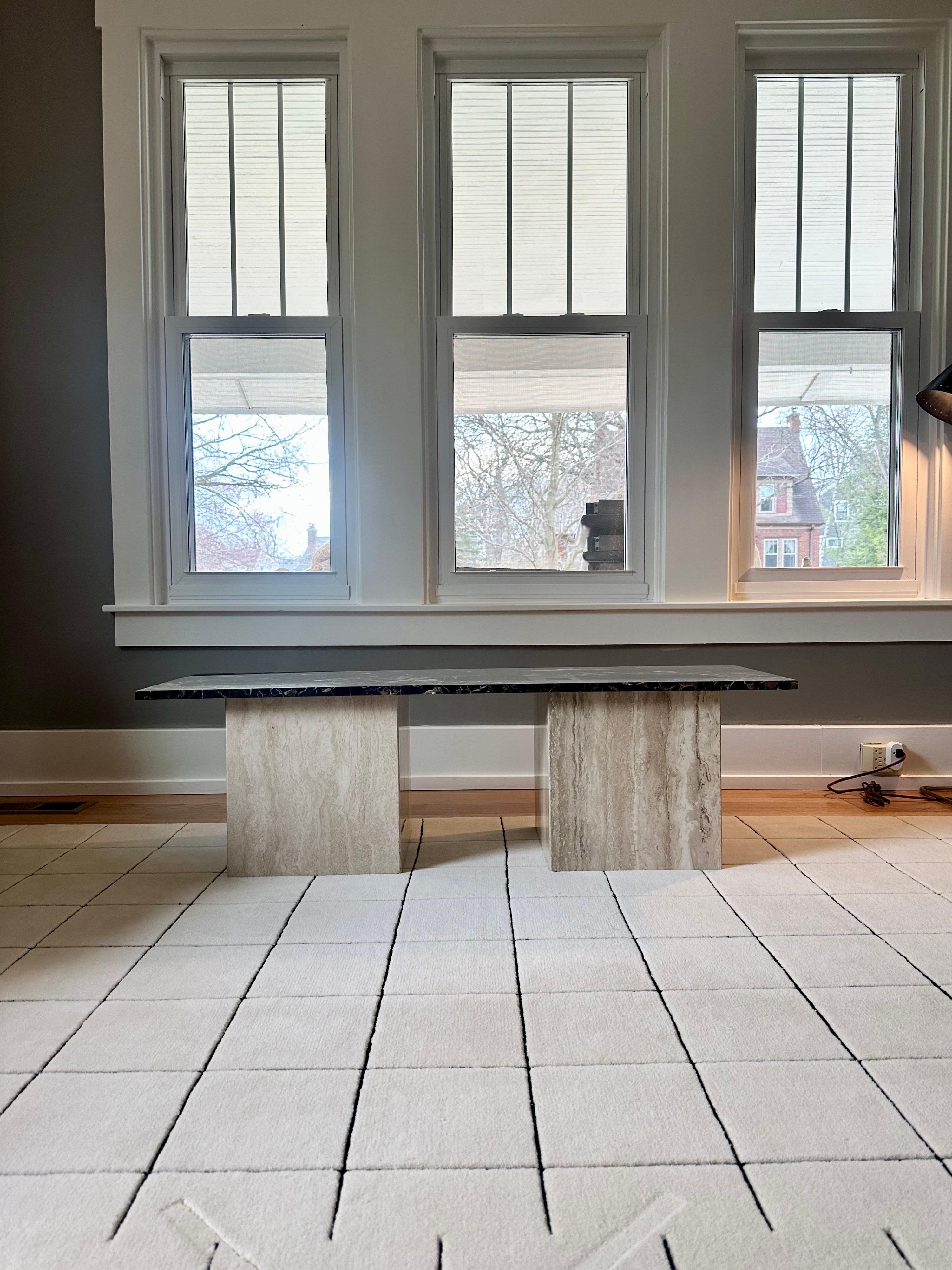 Mesa de centro con pedestal de mármol travertino y nero negro arquitectónico finales del siglo XX en venta