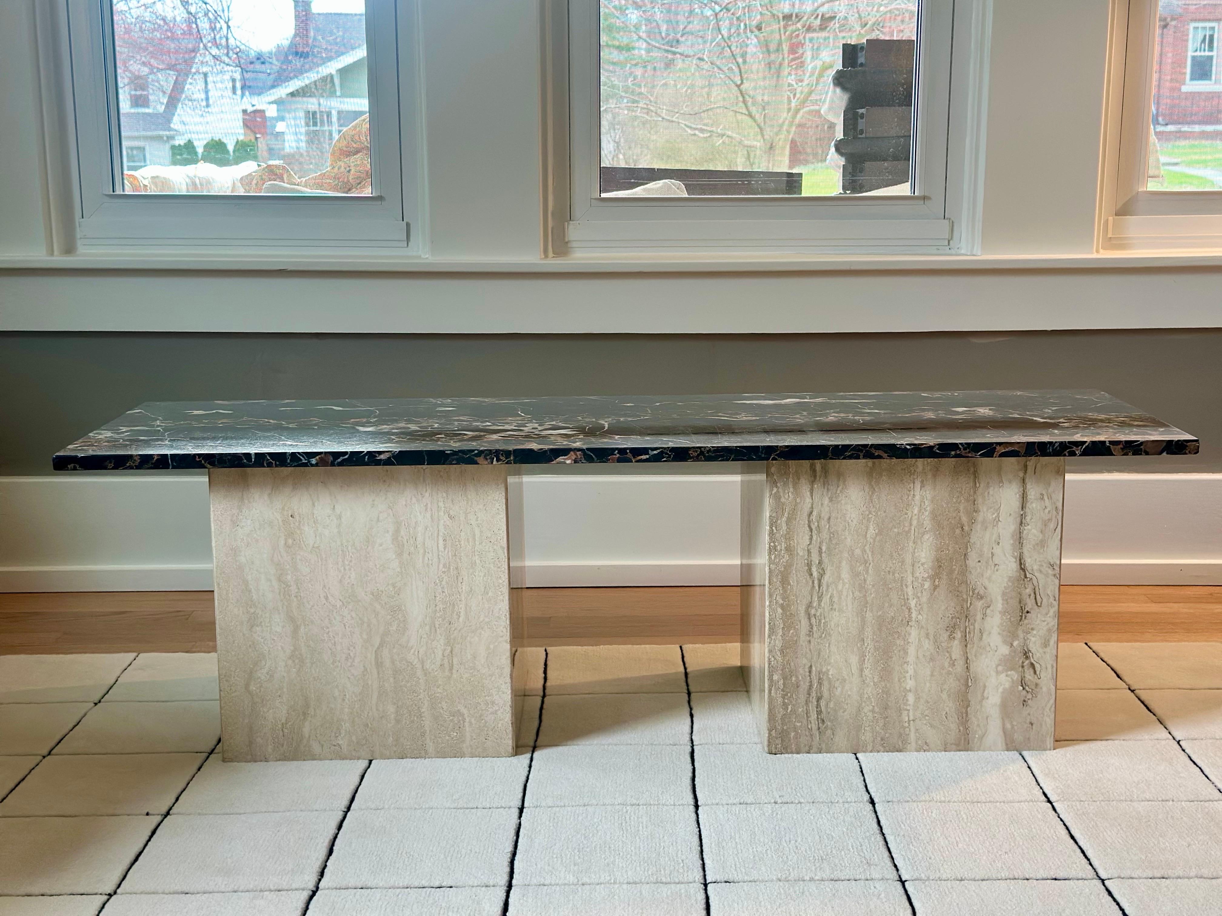 Mesa de centro con pedestal de mármol travertino y nero negro arquitectónico Travertino en venta