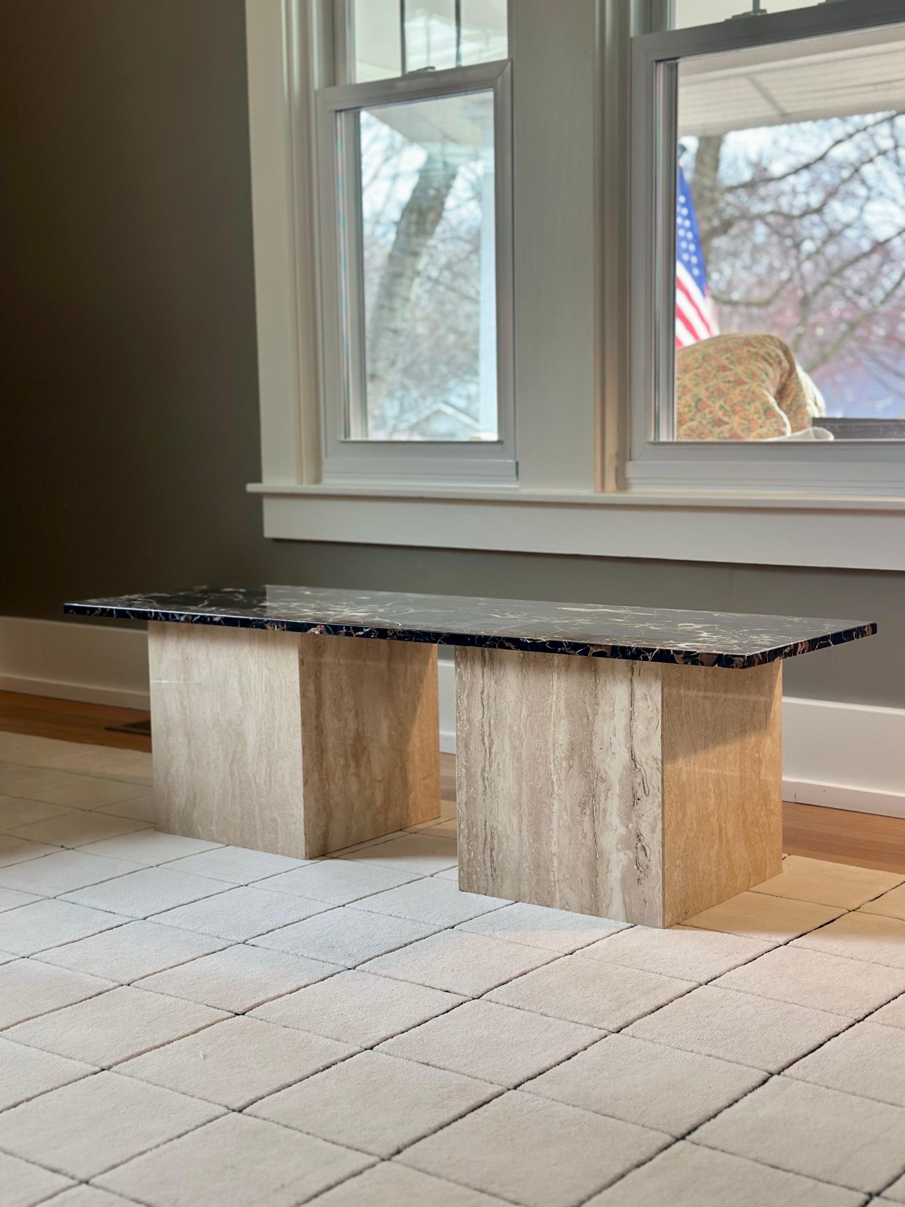Mesa de centro con pedestal de mármol travertino y nero negro arquitectónico en venta 1
