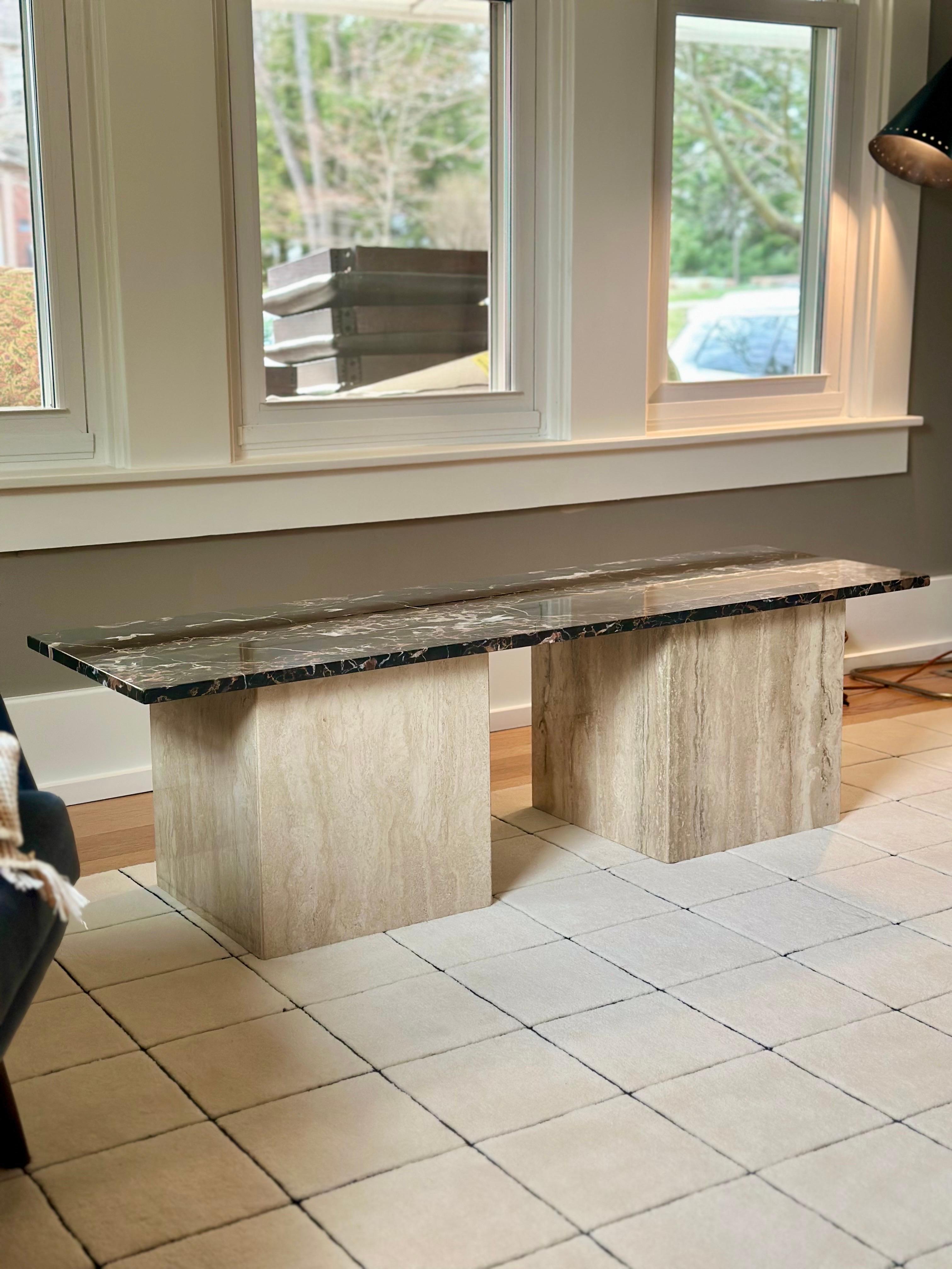 Mesa de centro con pedestal de mármol travertino y nero negro arquitectónico en venta 2