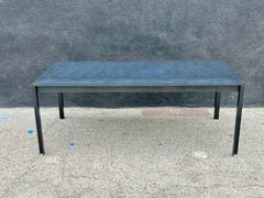 Tavolo in acciaio nero dal design architettonico con patina, ideale per pranzare o lavorare