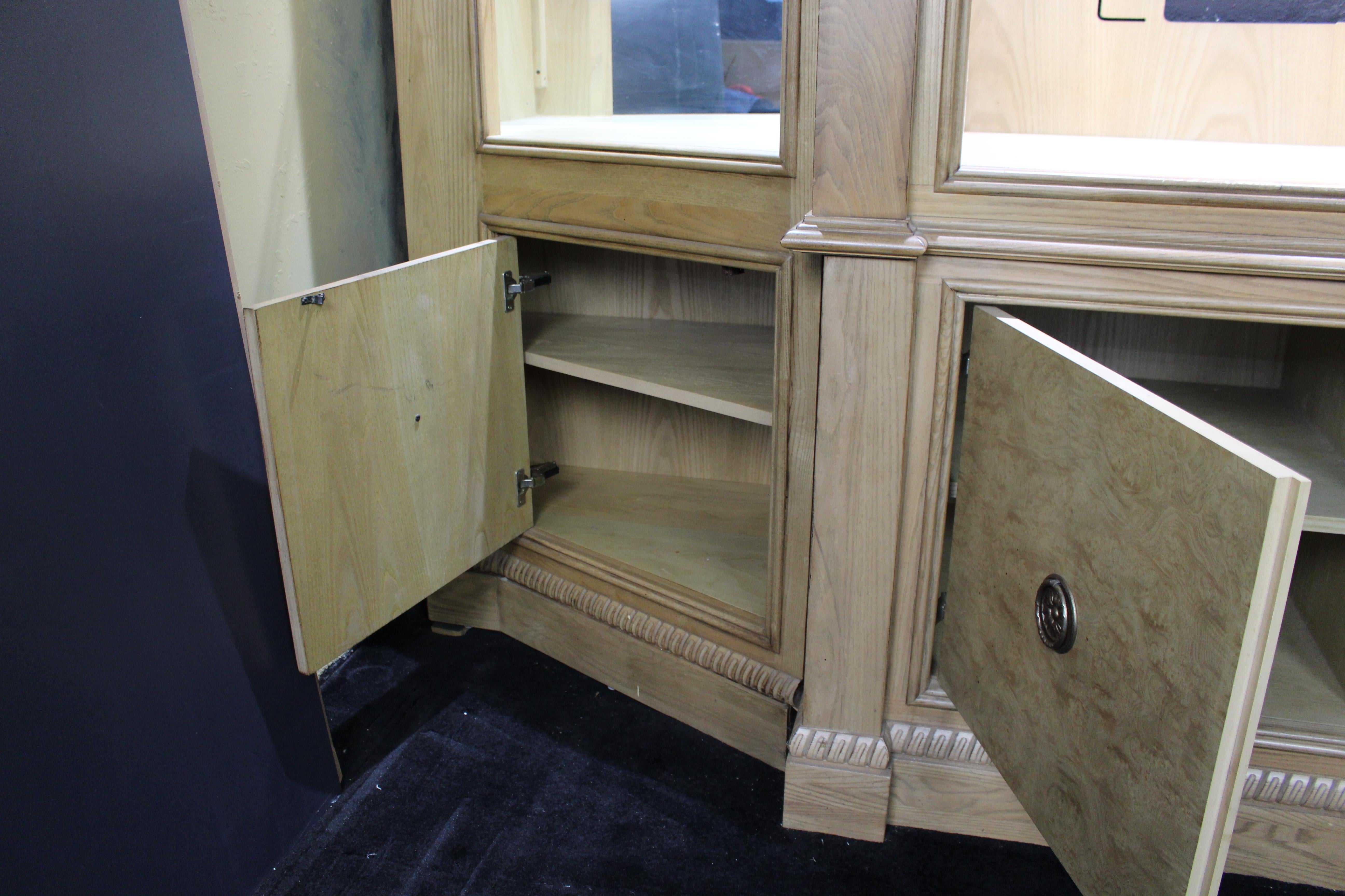 Architectural Breakfront Display Cabinet by Drexel Heritage, USA, Late 20th Cent en vente 7