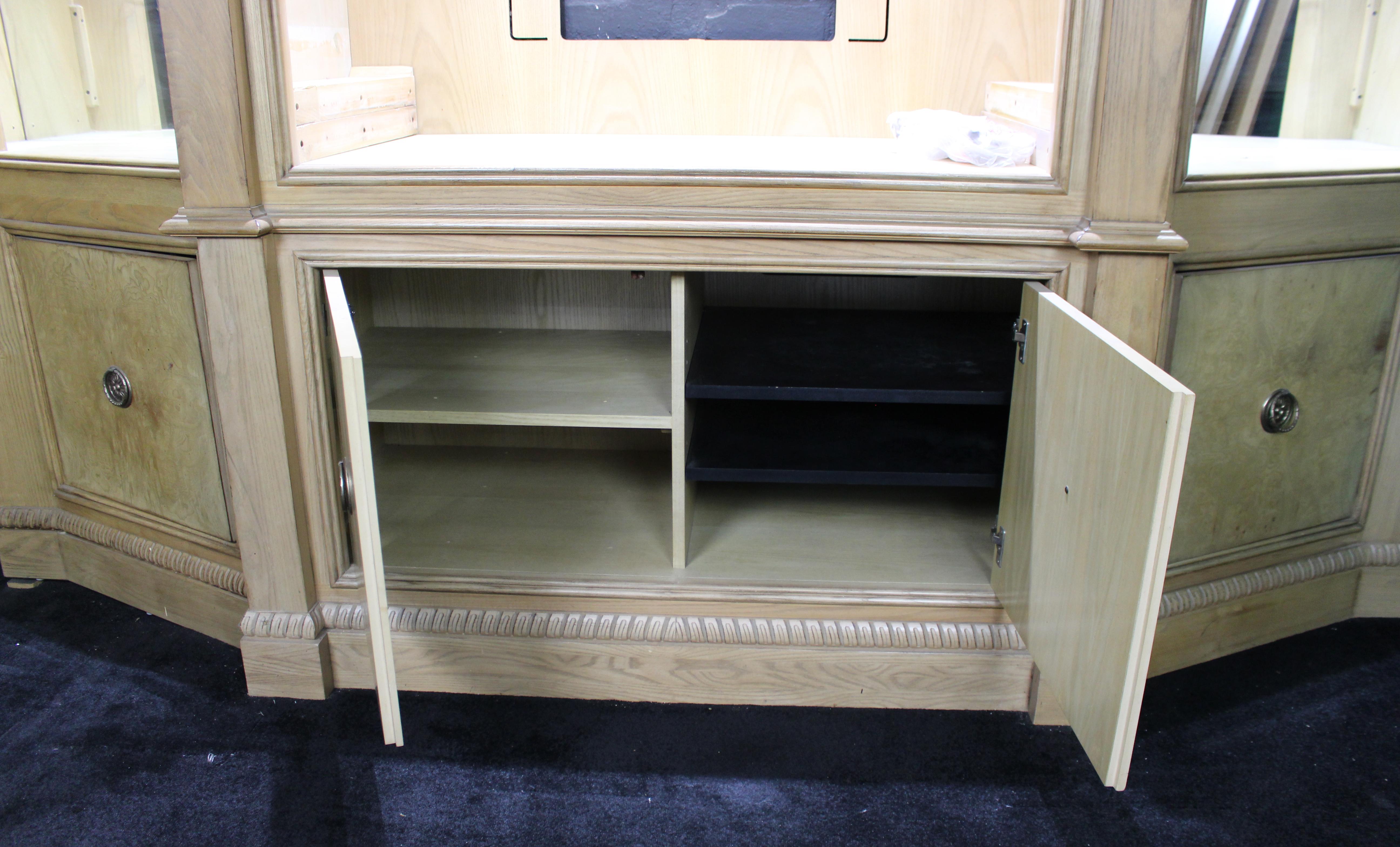 Architectural Breakfront Display Cabinet by Drexel Heritage, USA, Late 20th Cent en vente 8