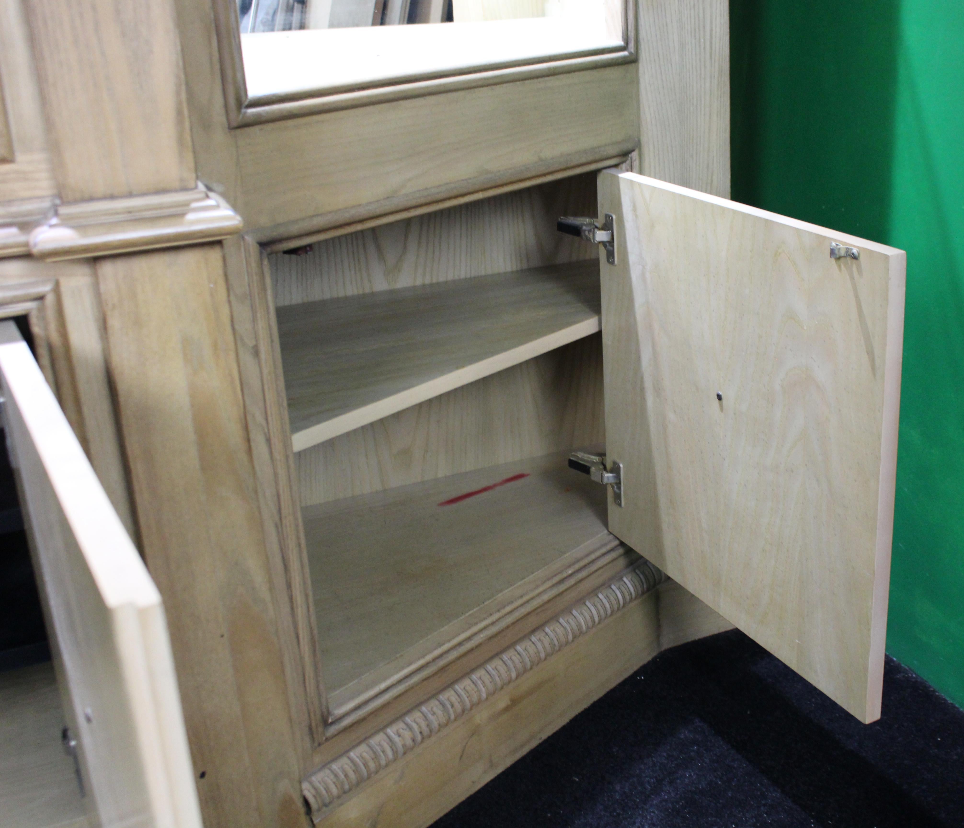 Architectural Breakfront Display Cabinet by Drexel Heritage, USA, Late 20th Cent en vente 9
