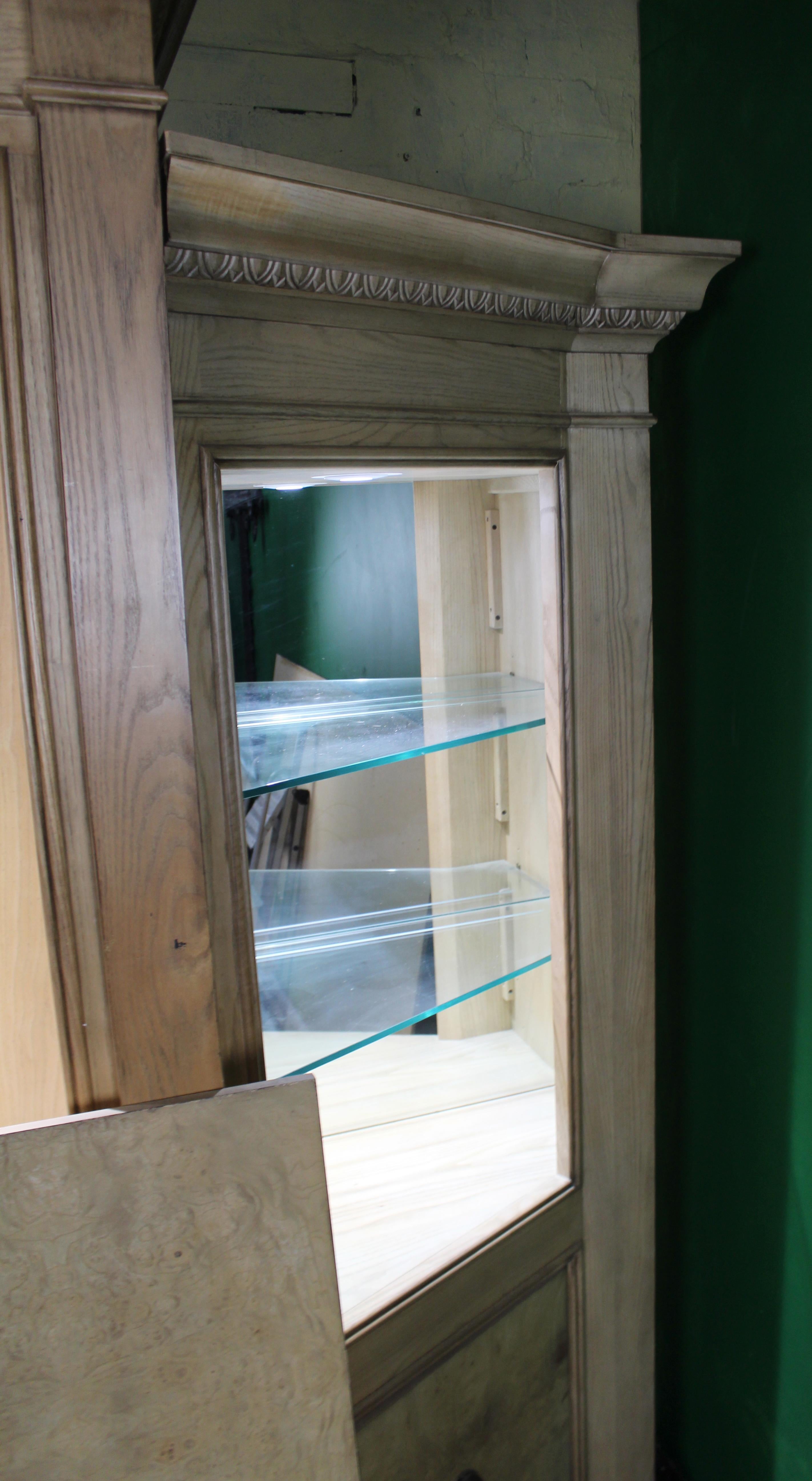 20ième siècle Architectural Breakfront Display Cabinet by Drexel Heritage, USA, Late 20th Cent en vente