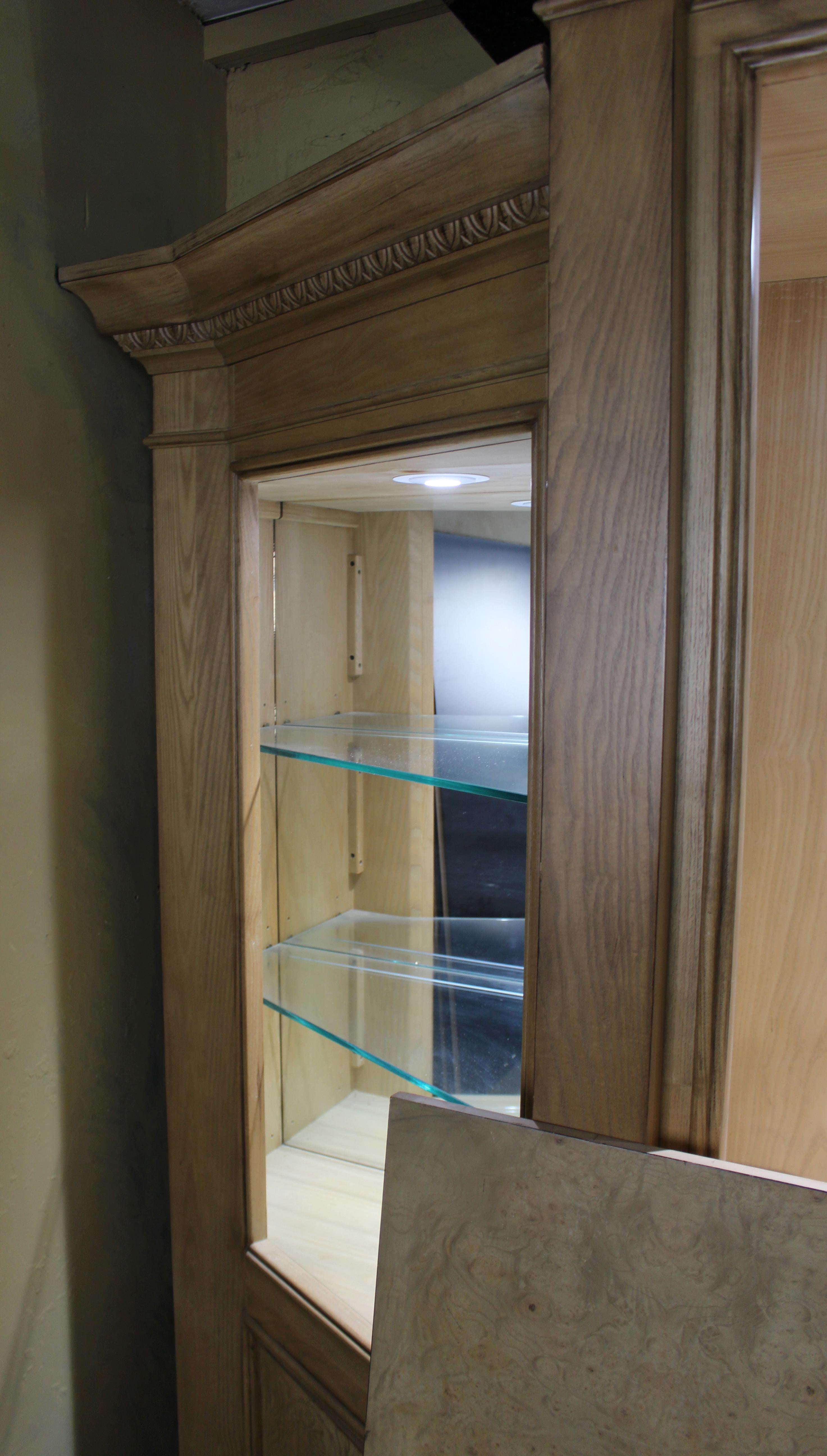 Bois Architectural Breakfront Display Cabinet by Drexel Heritage, USA, Late 20th Cent en vente