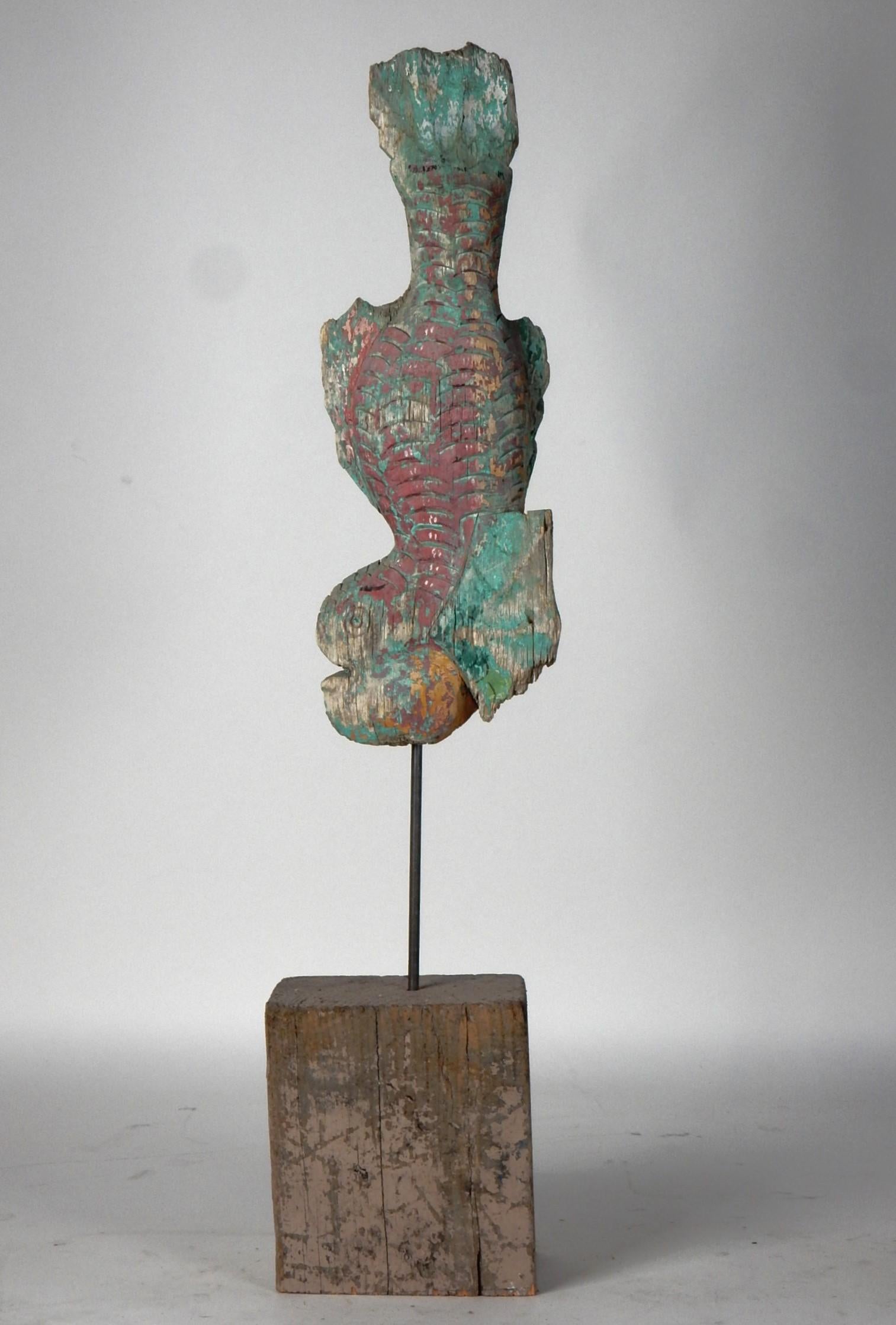 Ancienne grenouille polychrome sculptée à la main et éléments de temple koi.
Telle qu'elle a été trouvée, montrant l'usure du temps d'origine.
Chaque élément est percé sur une tige d'acier s'élevant au-dessus d'une base en bois massif.
La