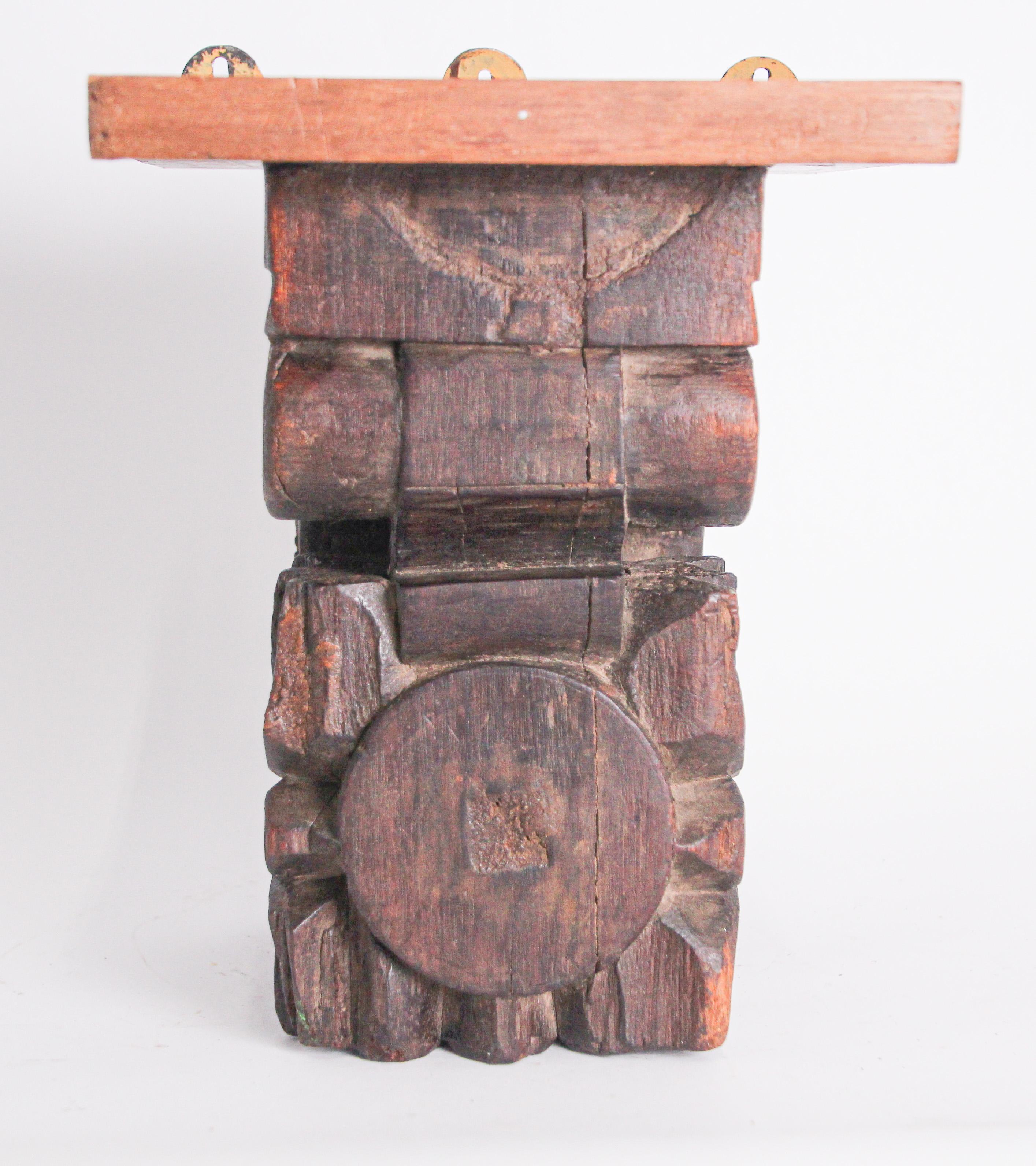 Fragment de ferme de temple en bois sculpté d'architecture ancienne provenant du Rajasthan, en Inde.
fragment de temple hindou du 19ème siècle. Ce fragment antique était des éléments d'une section de frise en bois sculpté à la main, dans un temple