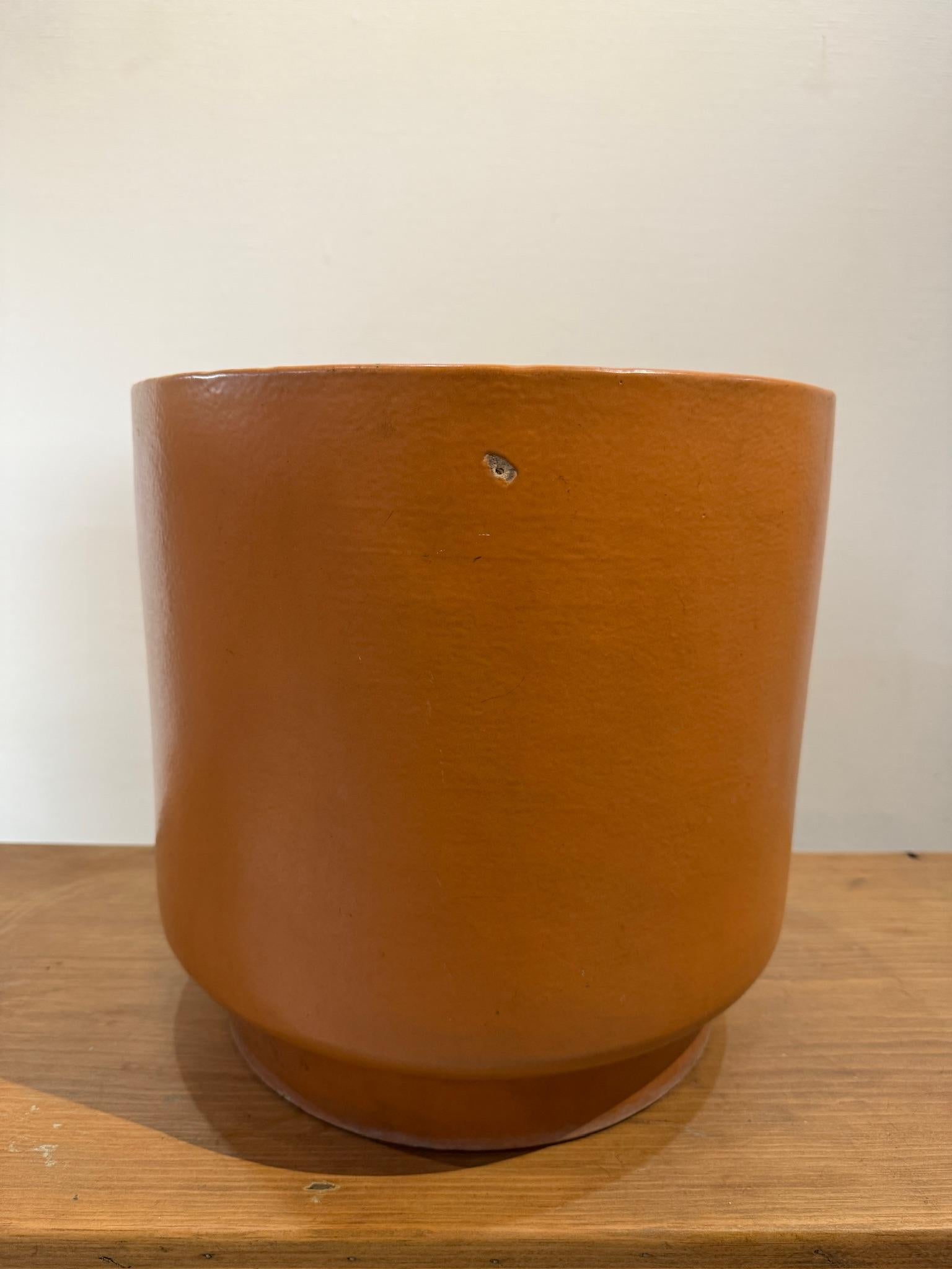 Mid-Century moderno Fioriera di metà secolo Architectural Ceramics con bordo e truciolo anteriore, Oakland , CA in vendita