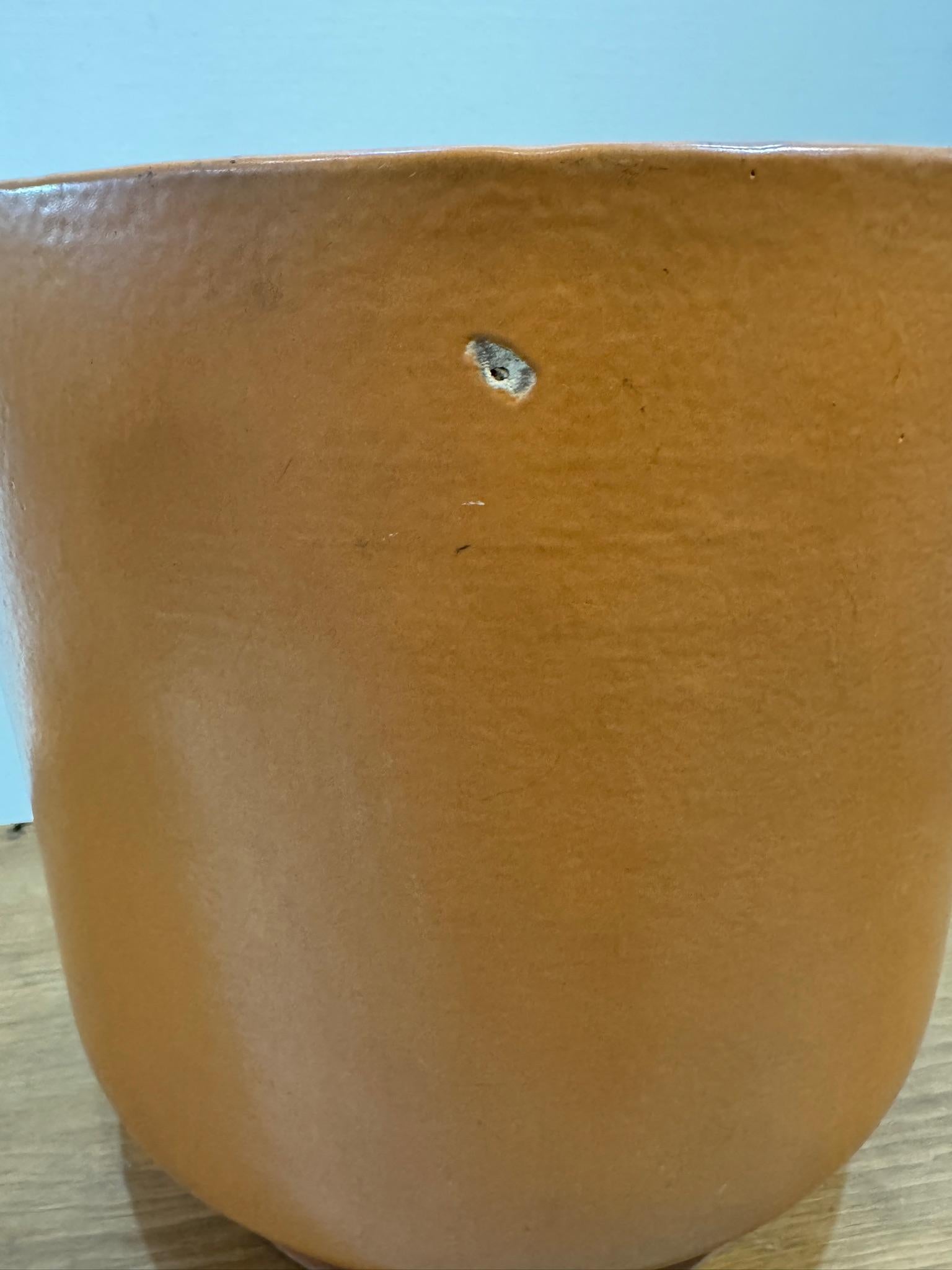 Fatto a mano Fioriera di metà secolo Architectural Ceramics con bordo e truciolo anteriore, Oakland , CA in vendita