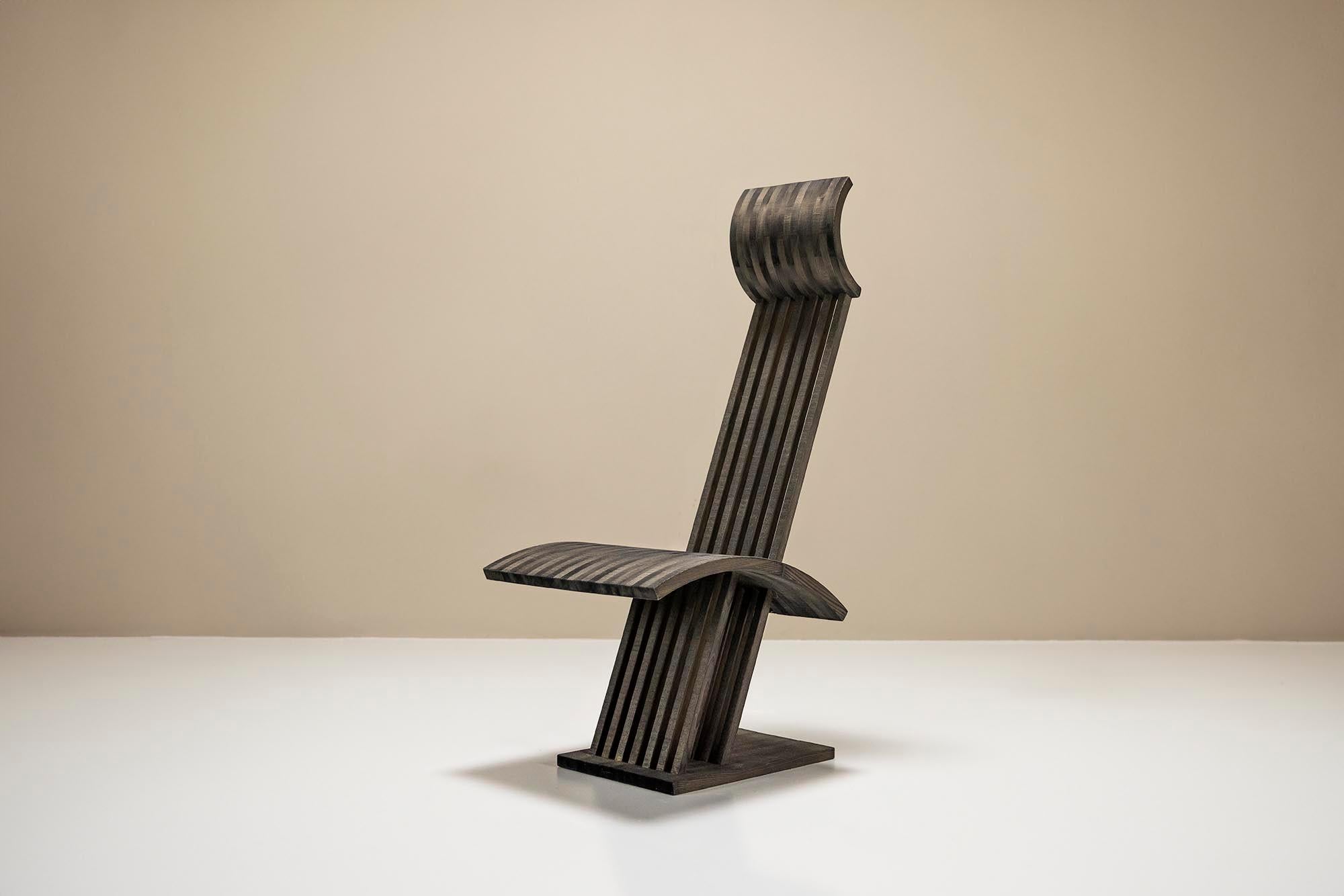 Postmoderne Chaise architecturale en bois teinté anthracite, Pays-Bas 1980 en vente