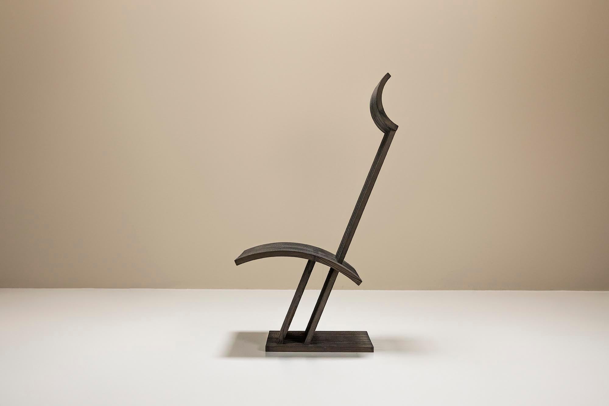 Néerlandais Chaise architecturale en bois teinté anthracite, Pays-Bas 1980 en vente