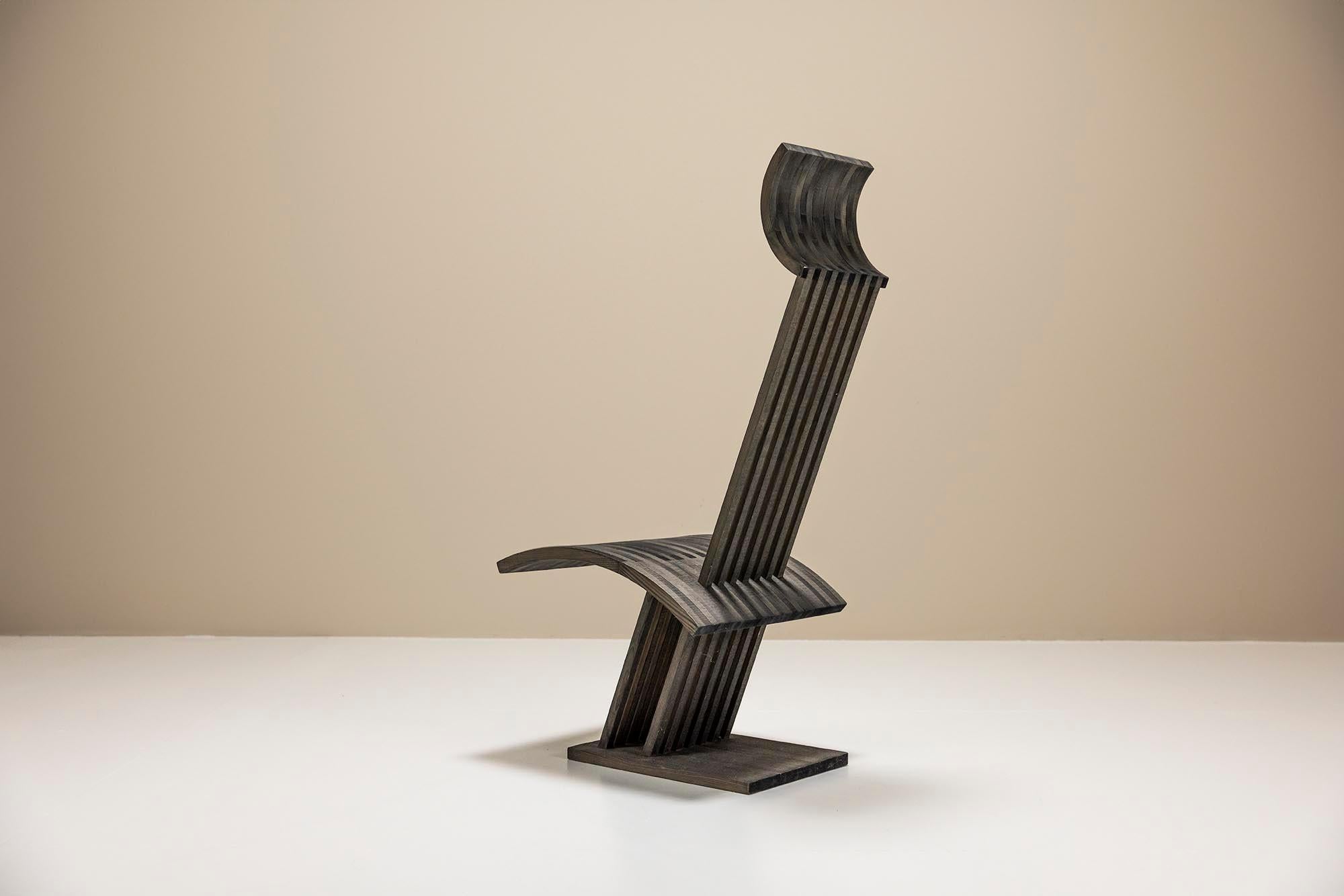 Chaise architecturale en bois teinté anthracite, Pays-Bas 1980 Bon état - En vente à Hellouw, NL