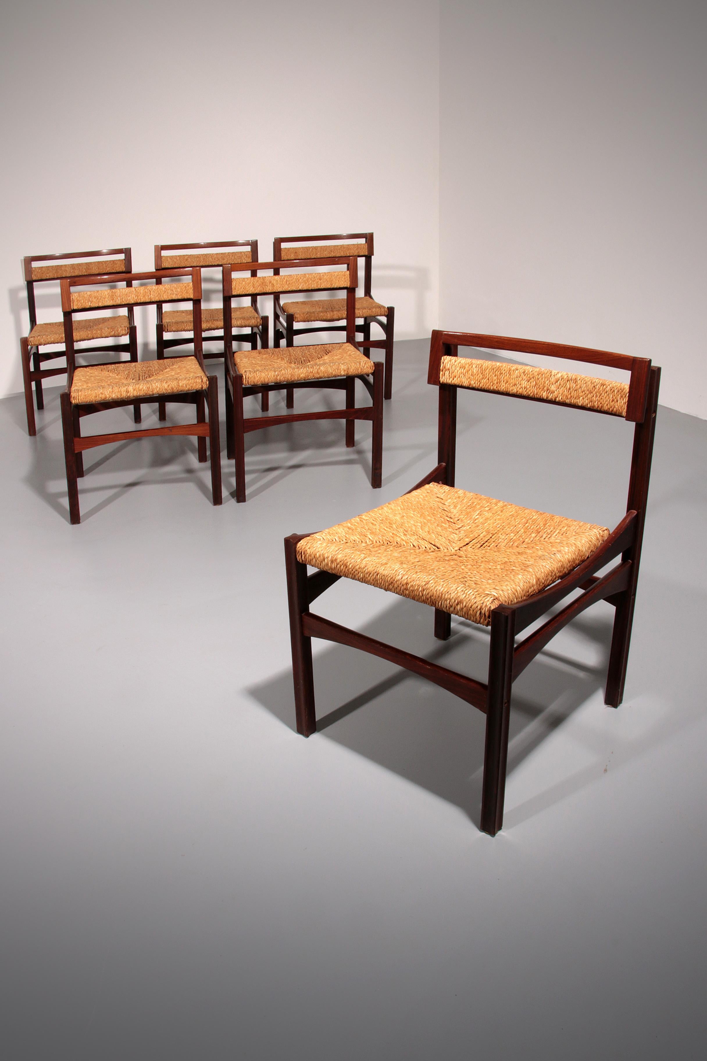 Questo raro set di sei sedie architettoniche è stato progettato da Franco Bettonica per Pillinini nel 1968, in Italia. Realizzate in legno scuro e corda, queste sedie sono una perfetta fusione di design minimalista e tecnica artigianale. Il