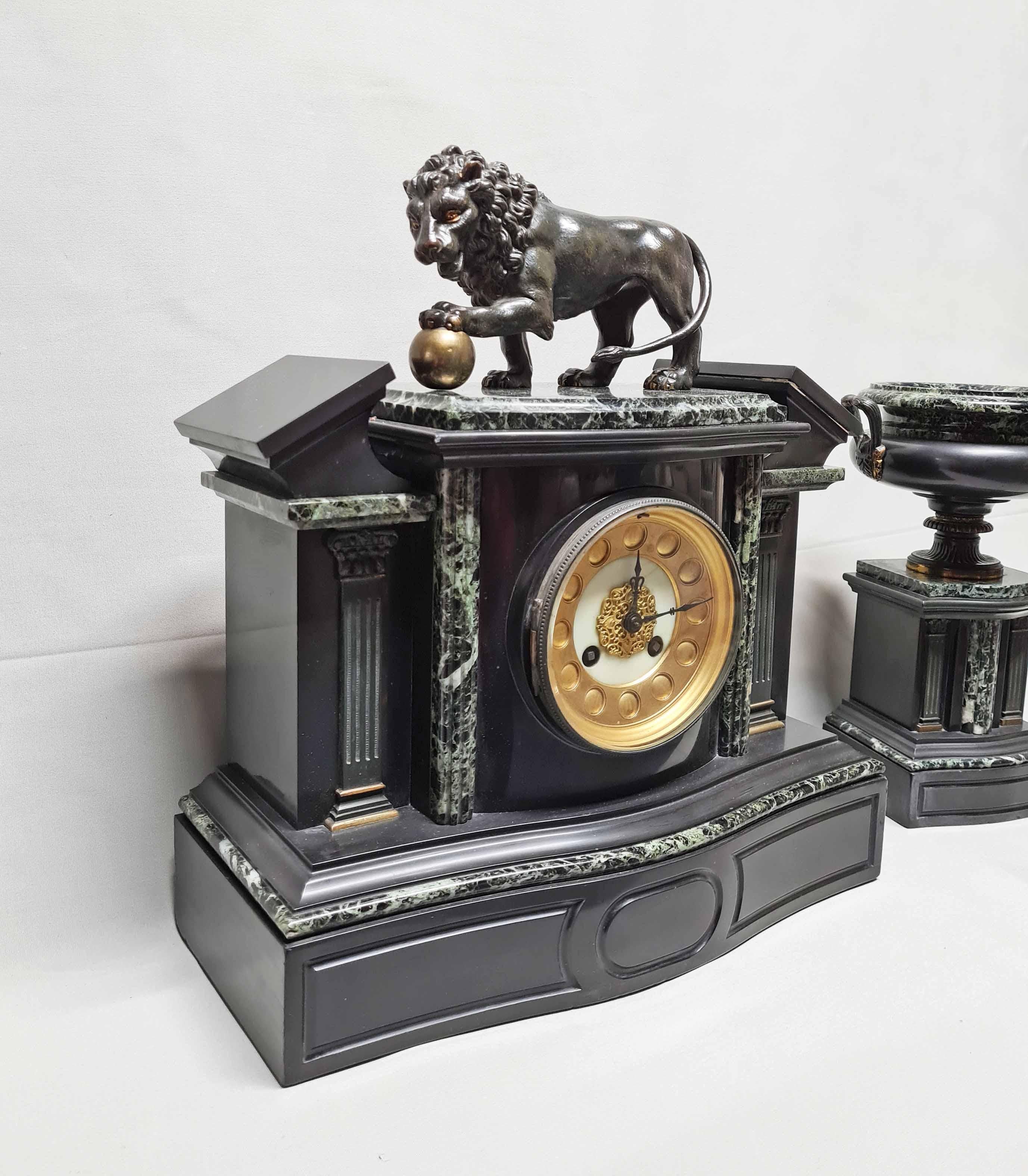 Horloge architecturale représentant un lion et des cassolettes de Médicis en bronze, lot de 3 en vente 3