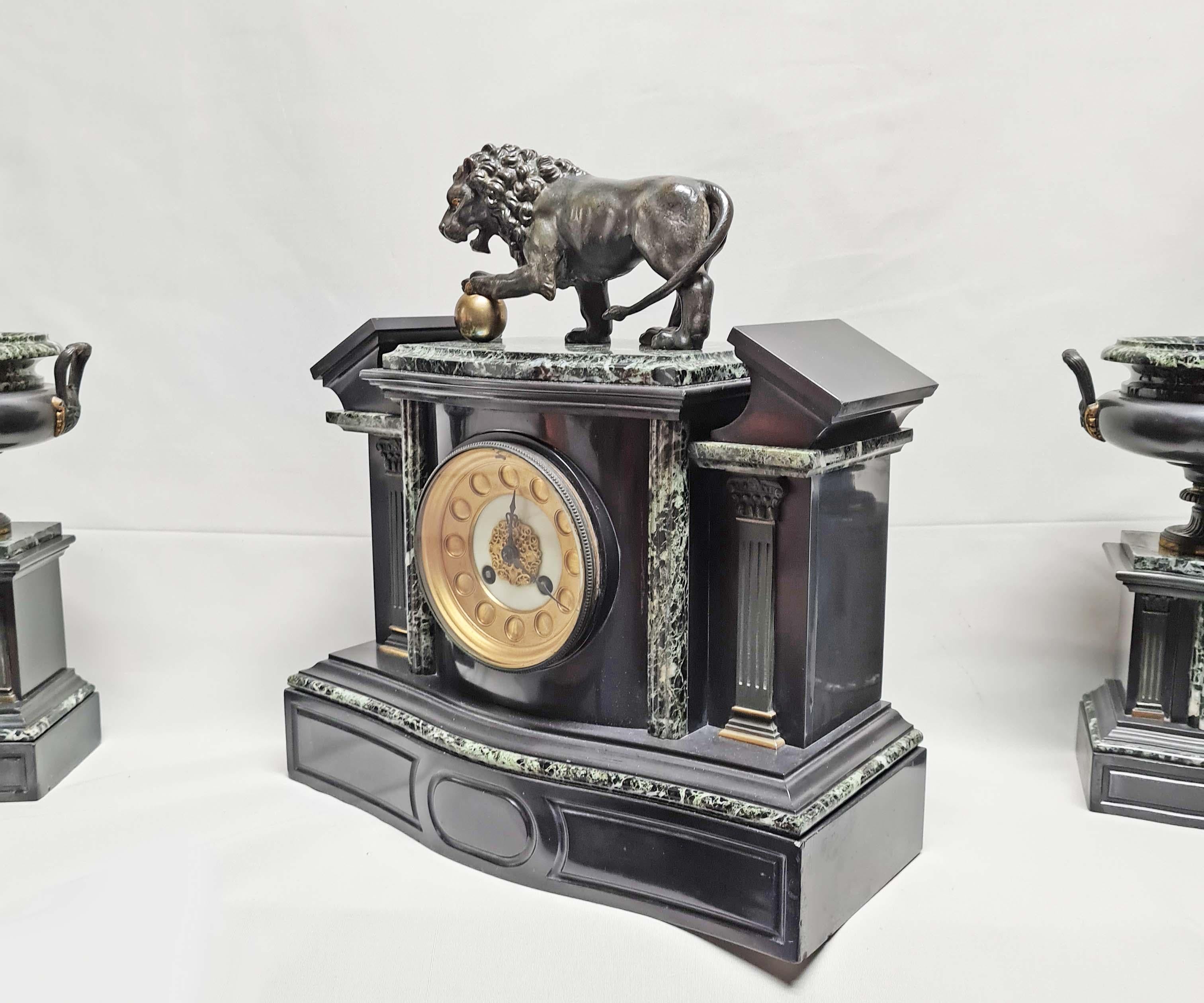 Horloge architecturale représentant un lion et des cassolettes de Médicis en bronze, lot de 3 en vente 4