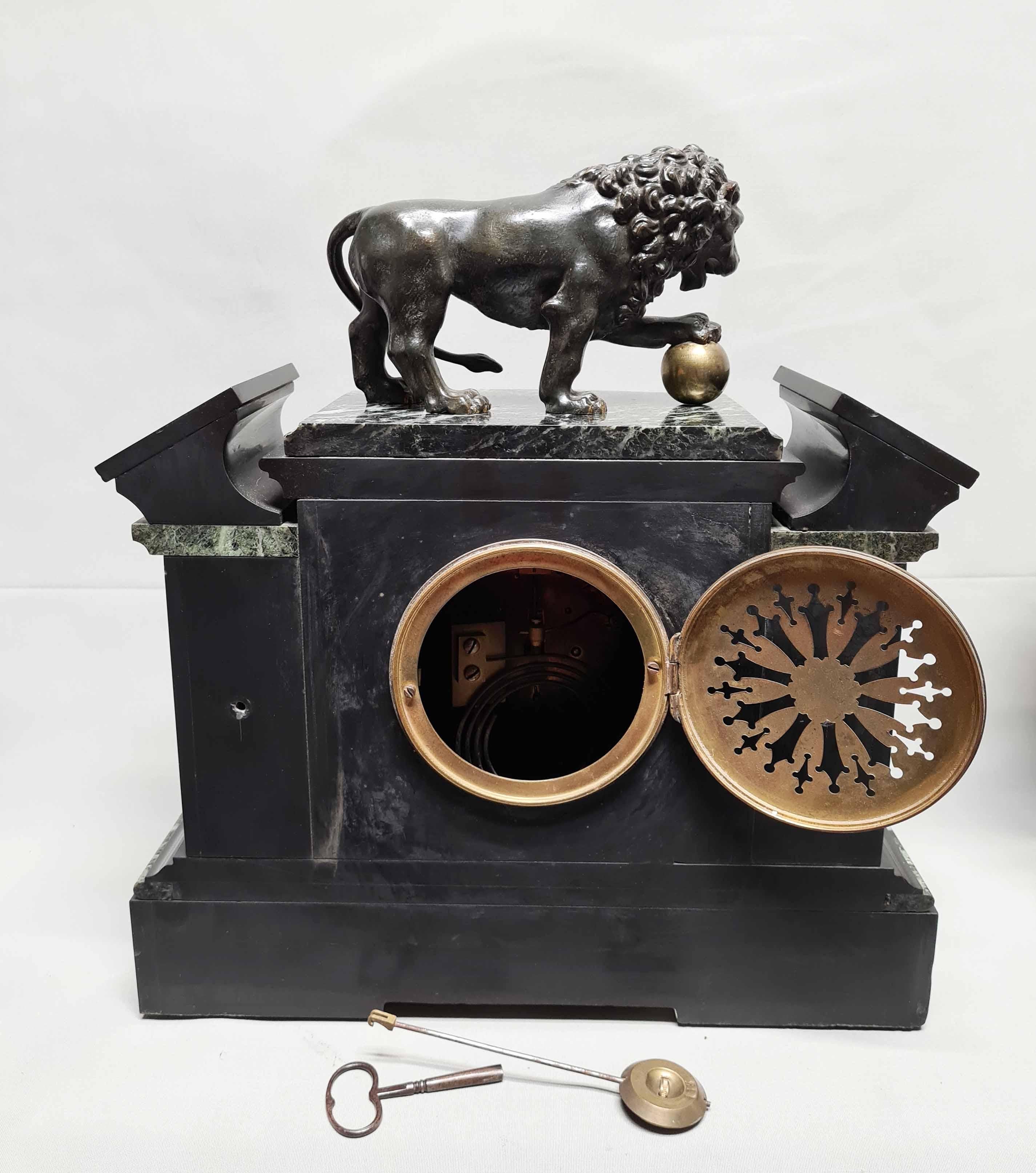 Horloge architecturale représentant un lion et des cassolettes de Médicis en bronze, lot de 3 en vente 5