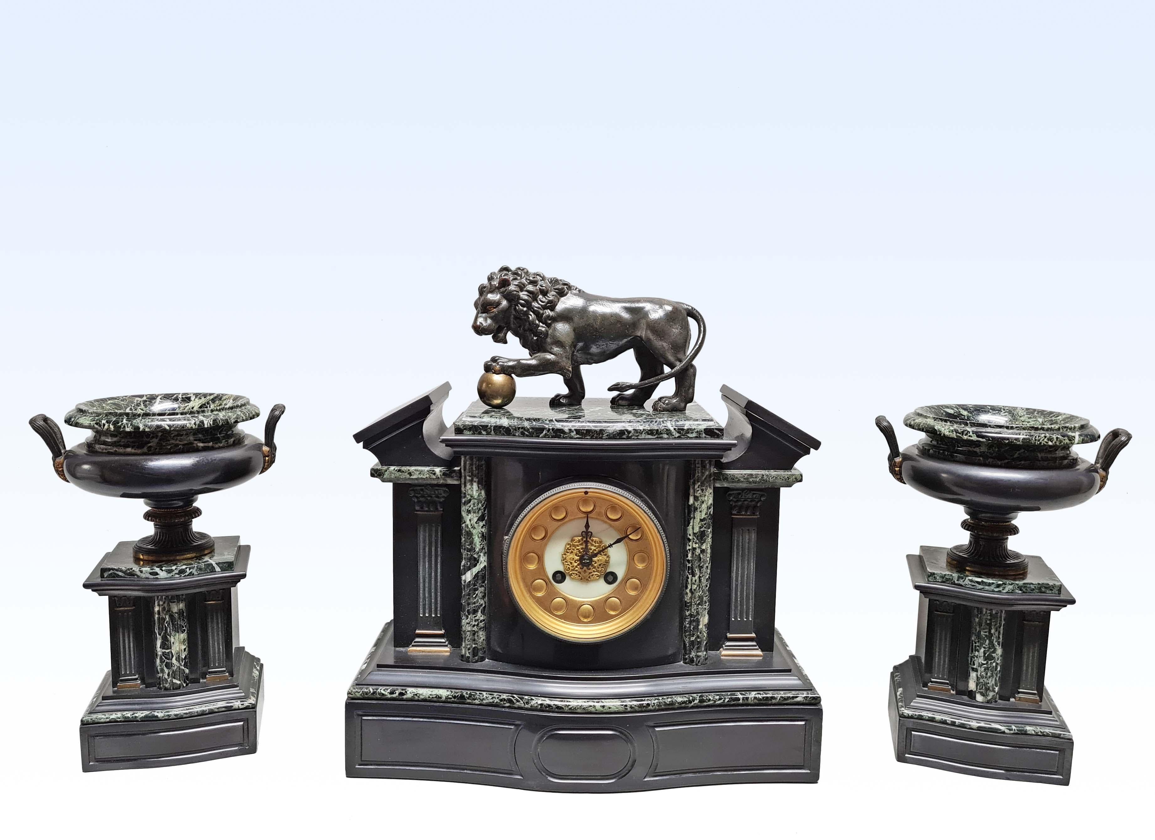 Clock, architectural form, in black and green marble, the dial in gilded bronze, pilasters in patinated bronze with Corinthian capitals, the pediment framing a terrace welcoming the lion of the Medici * in patinated bronze.
Pair of cassolettes, in