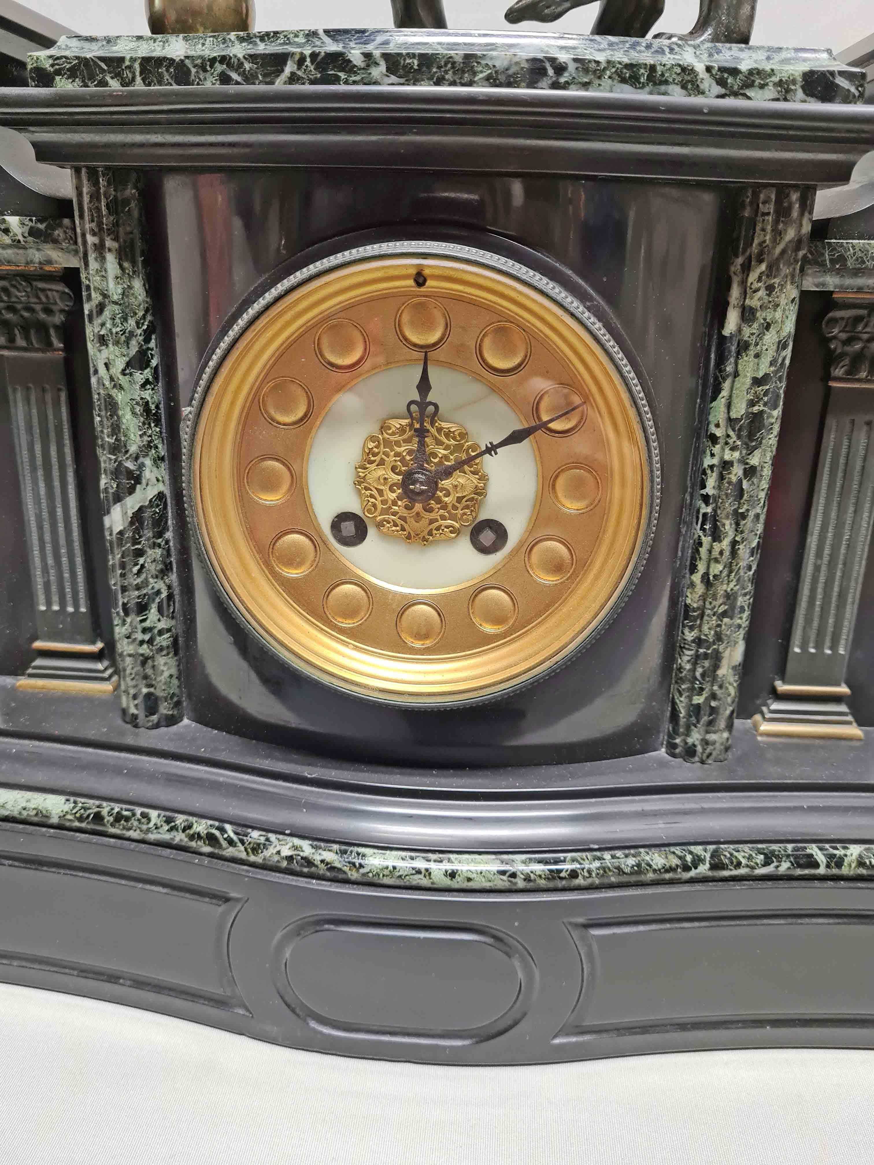 Romain classique Horloge architecturale représentant un lion et des cassolettes de Médicis en bronze, lot de 3 en vente