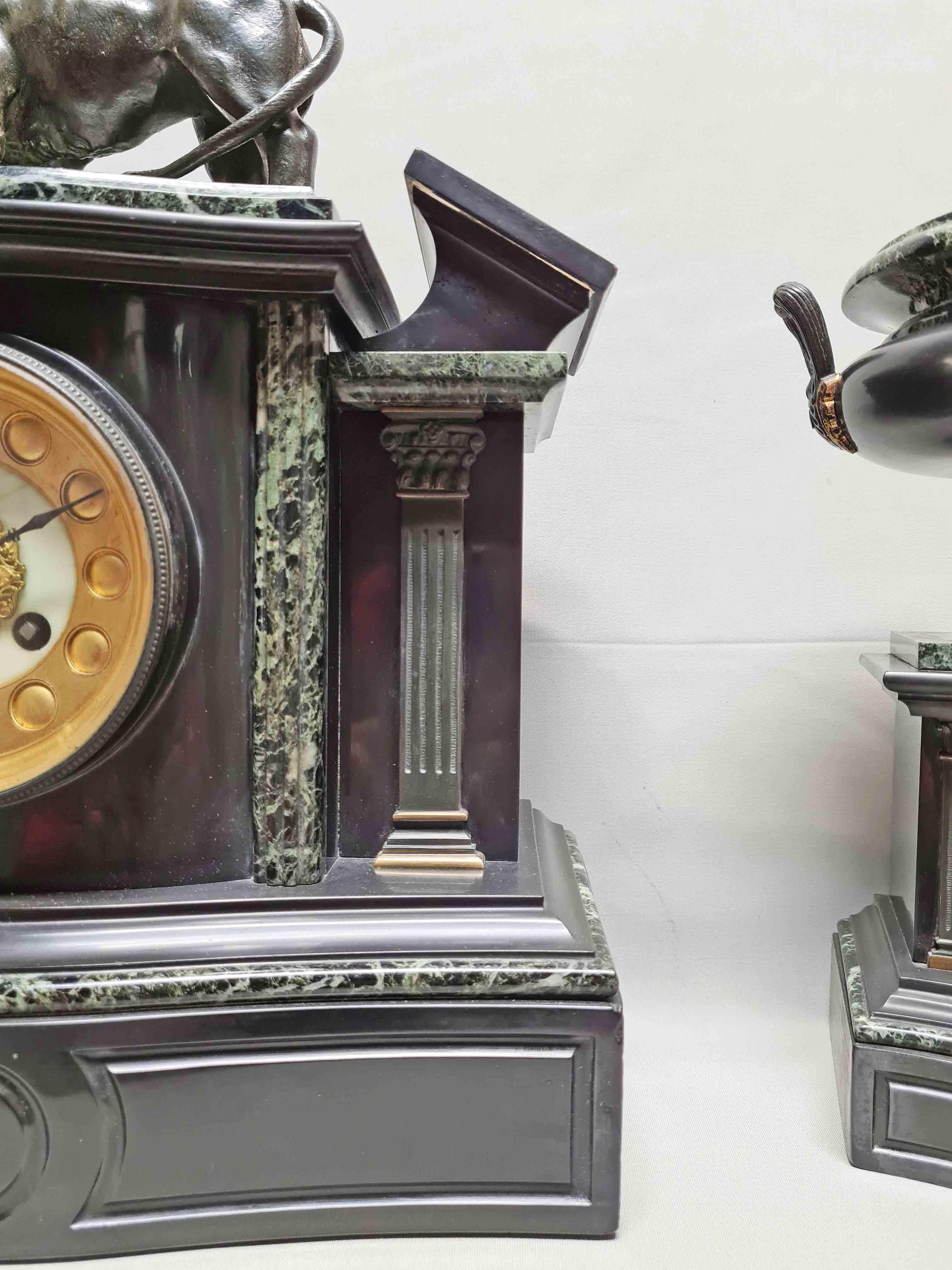 Européen Horloge architecturale représentant un lion et des cassolettes de Médicis en bronze, lot de 3 en vente