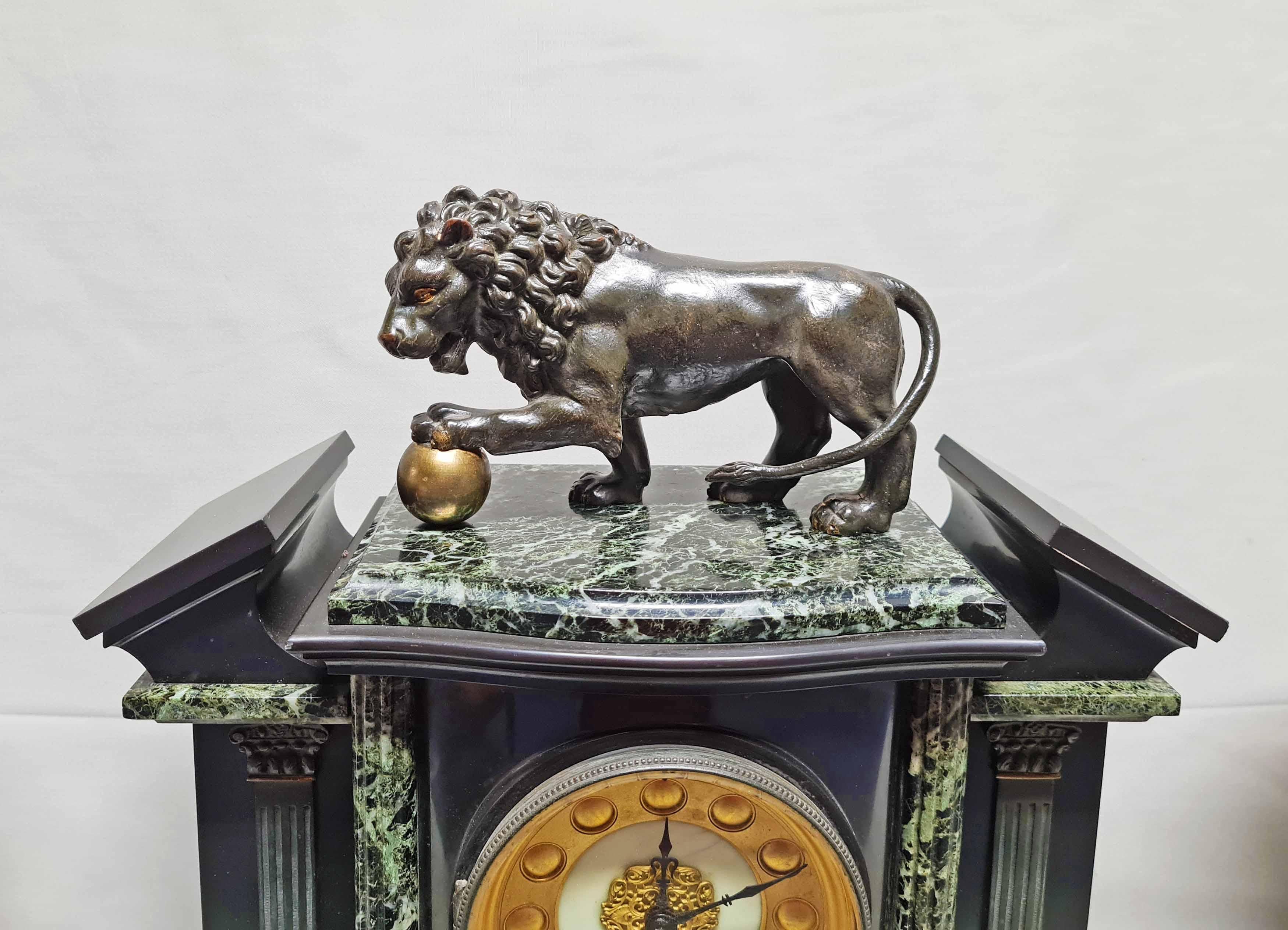 Architectural Clock Depicting Medici Lion & Cassolettes in Bronze, Set of 3 In Good Condition For Sale In CHALON-SUR-SAÔNE, FR