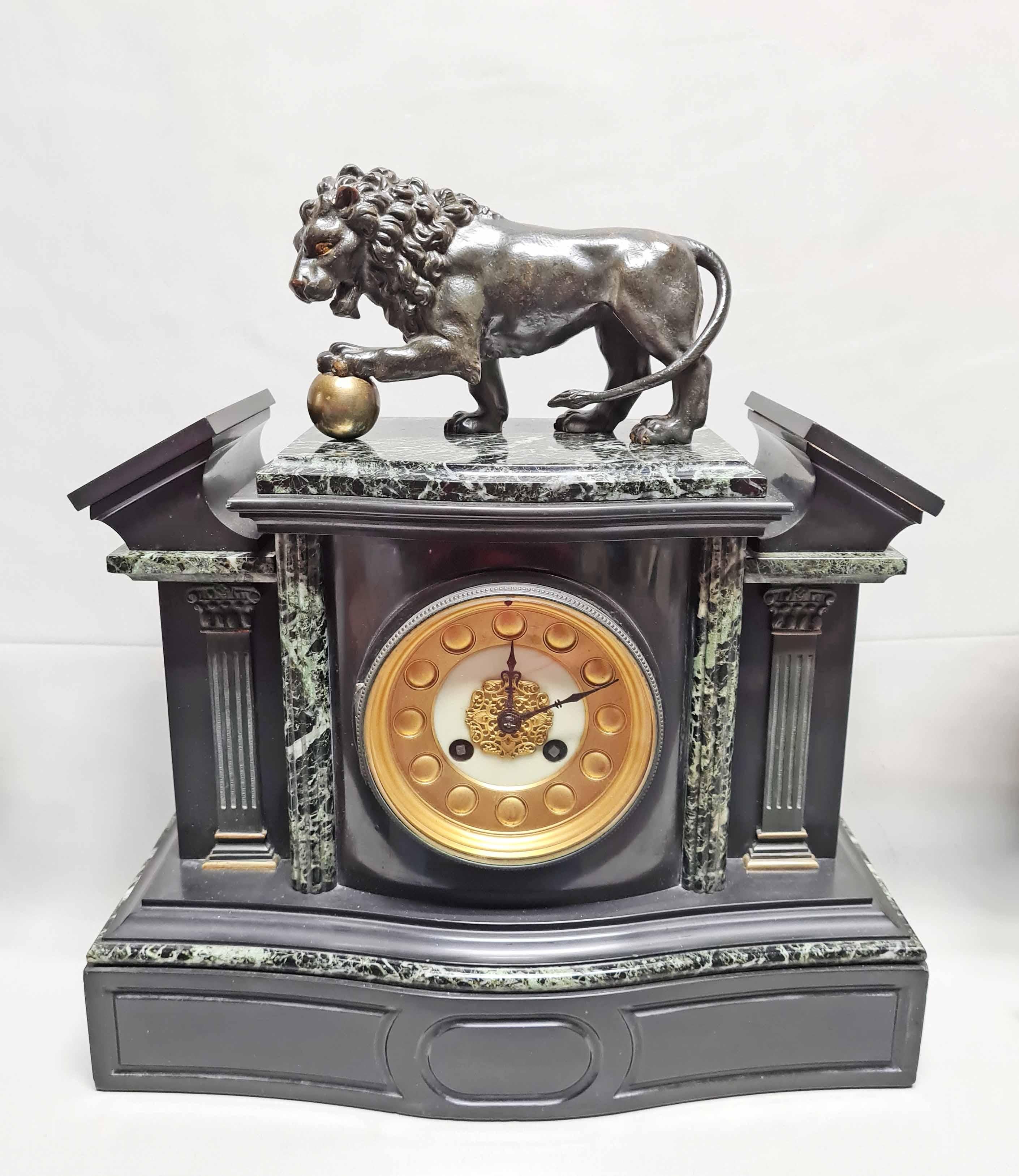 XIXe siècle Horloge architecturale représentant un lion et des cassolettes de Médicis en bronze, lot de 3 en vente