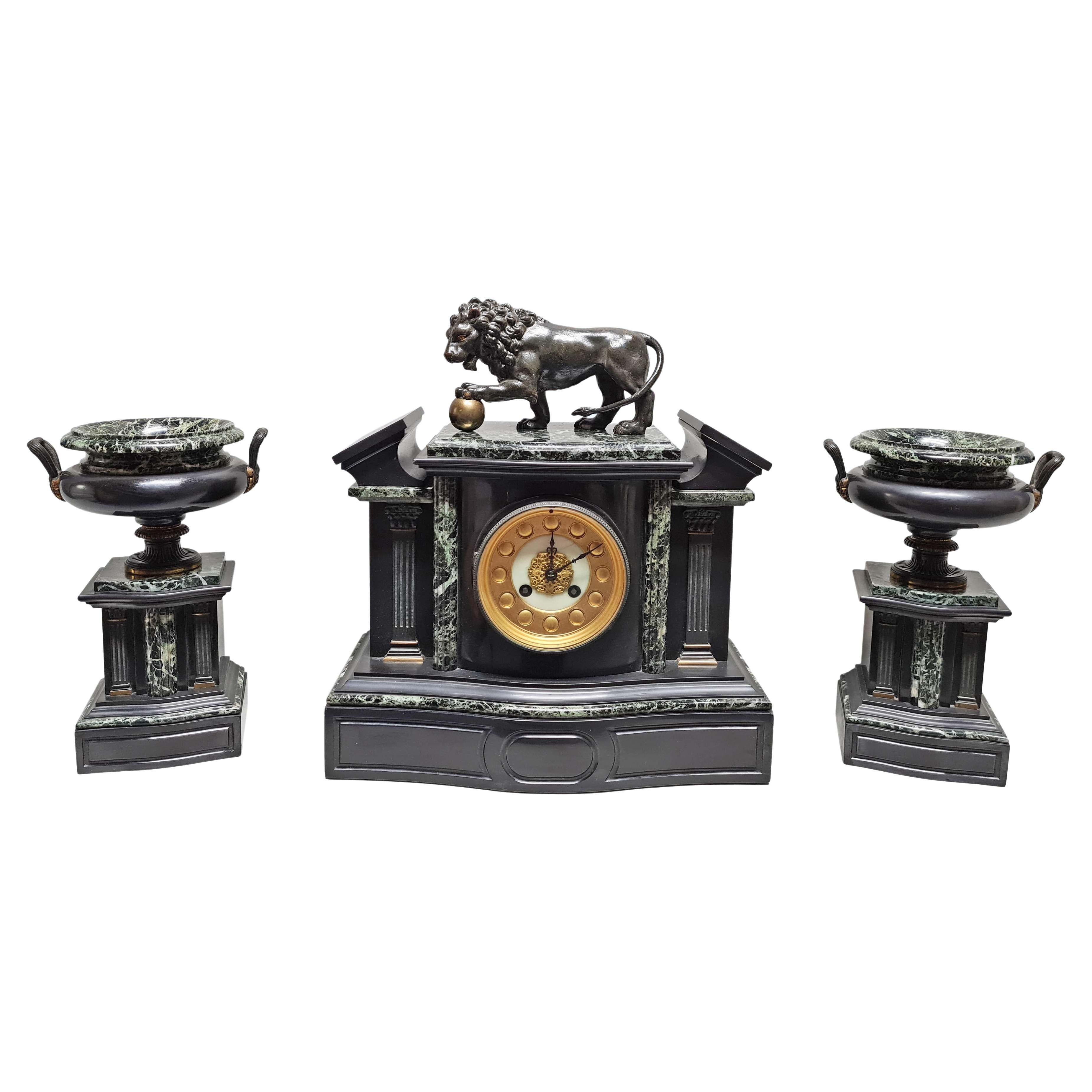 Horloge architecturale représentant un lion et des cassolettes de Médicis en bronze, lot de 3 en vente