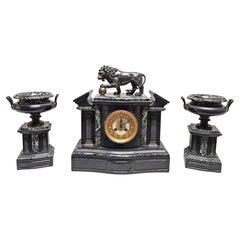 Horloge architecturale représentant un lion et des cassolettes de Médicis en bronze, lot de 3