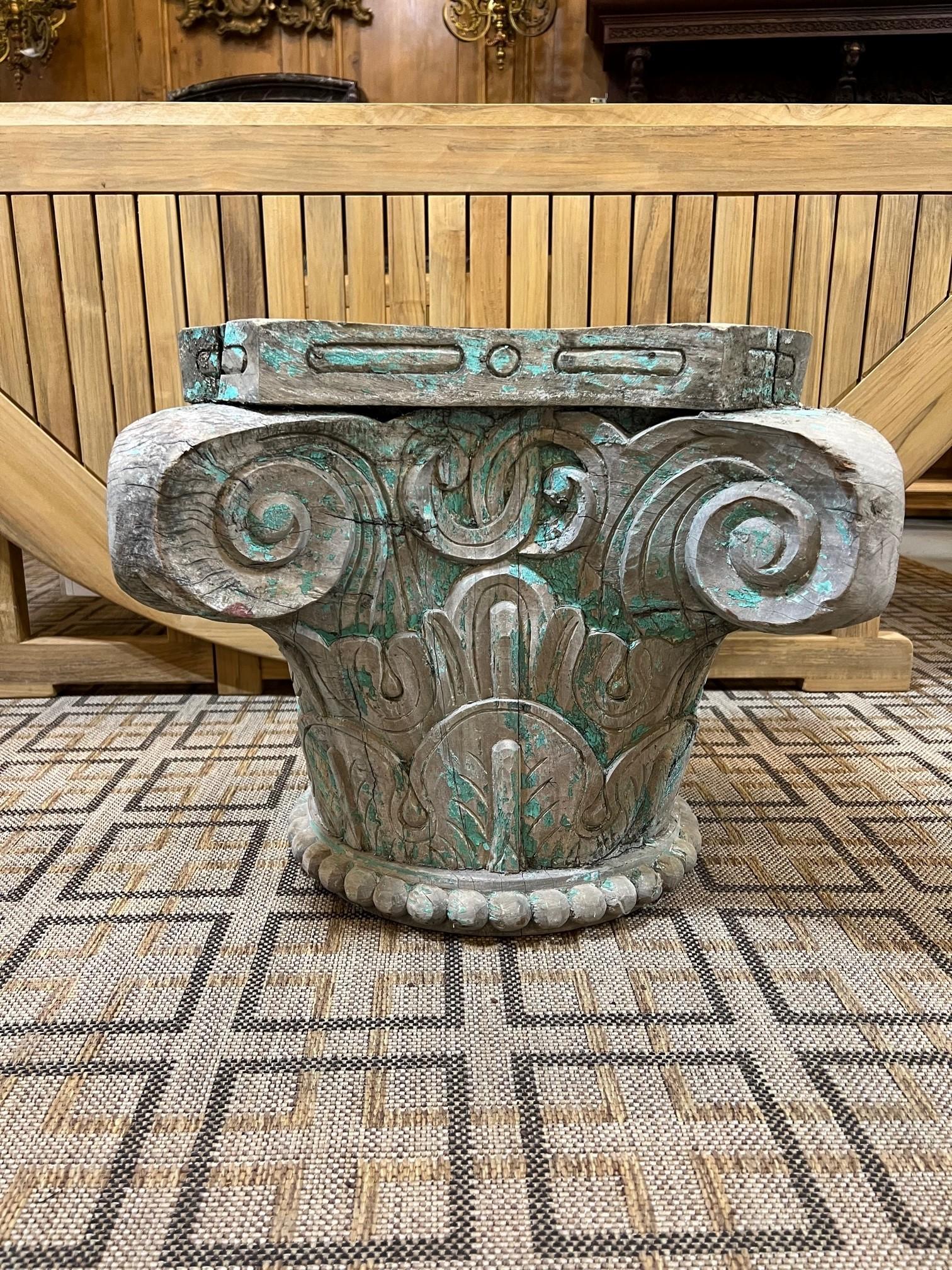 Architectural carved wood Corinthian capital with nicely distressed patina. A solid piece of wood hand carved into a beautiful Corinthian capital, probably early to Mid-20th Century. A beautiful decorative piece that can be used to put plants on,