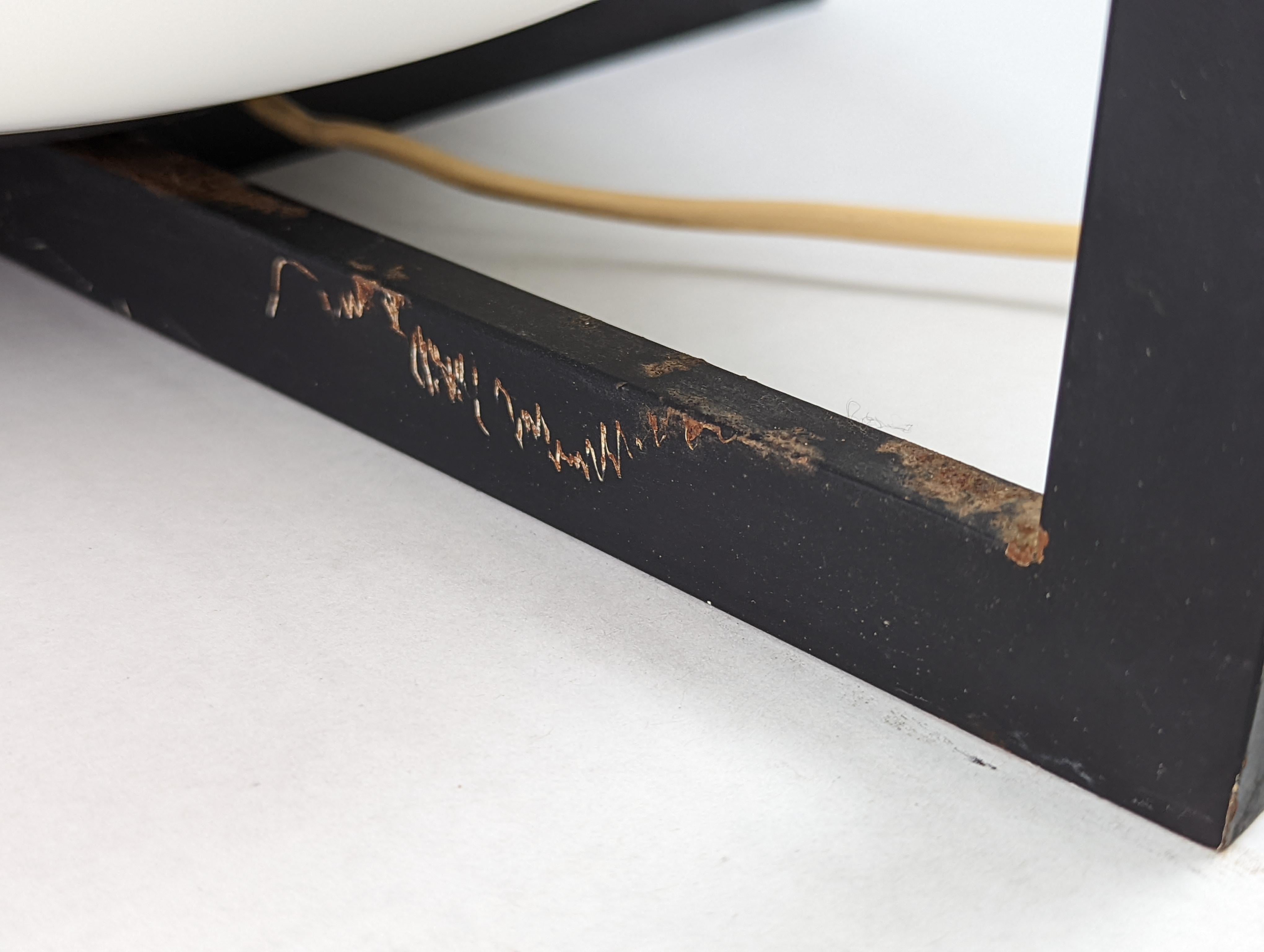 Architectural Cube Lámpara de sobremesa Metal negro Vidrio opalino Modernista Años 70 en venta 6