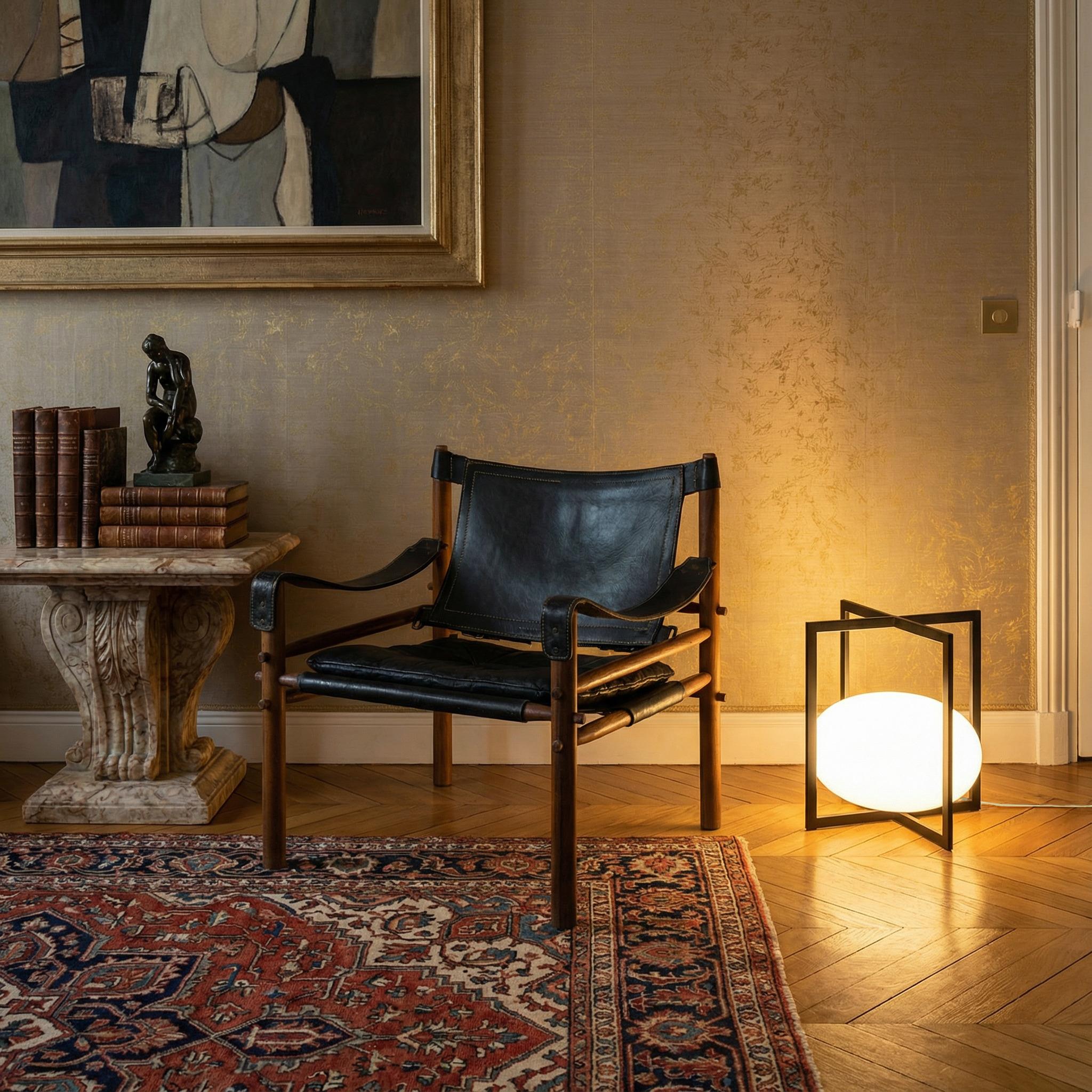 La lámpara de mesa geométrica de mediados de siglo presenta una llamativa silueta arquitectónica definida por su estructura cúbica abierta. Fabricada en la década de 1970, esta sofisticada lámpara de sobremesa ejemplifica la fascinación de la época