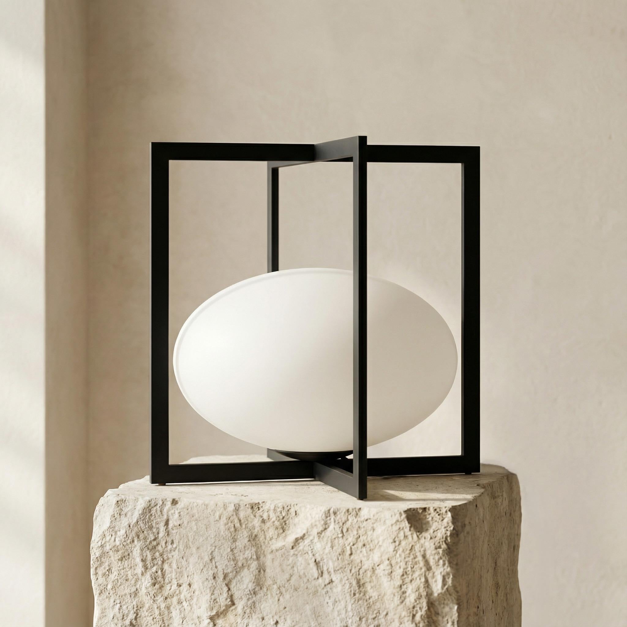 Architectural Cube Lámpara de sobremesa Metal negro Vidrio opalino Modernista Años 70 Moderno de mediados de siglo en venta