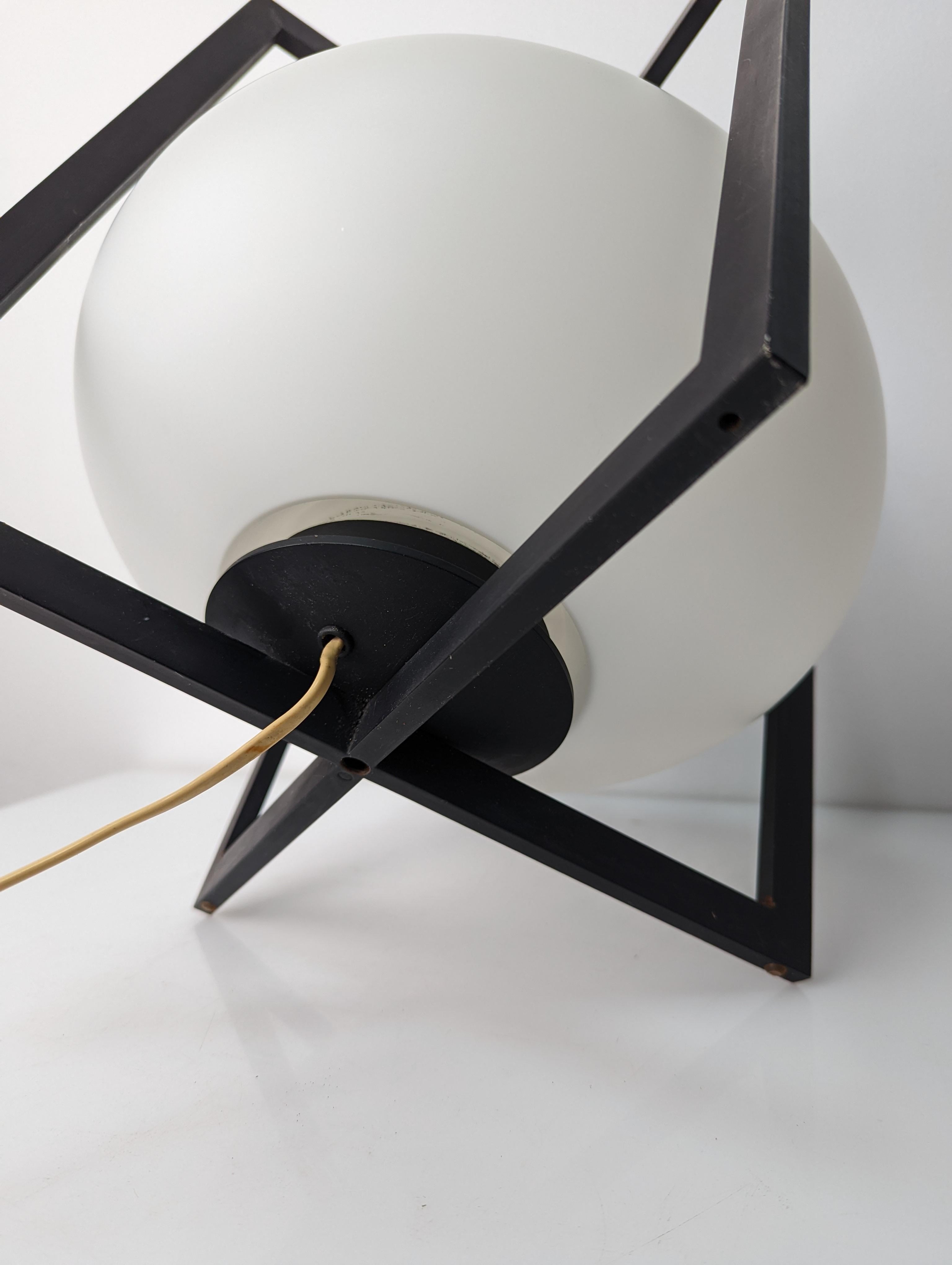 Architectural Cube Lámpara de sobremesa Metal negro Vidrio opalino Modernista Años 70 en venta 1