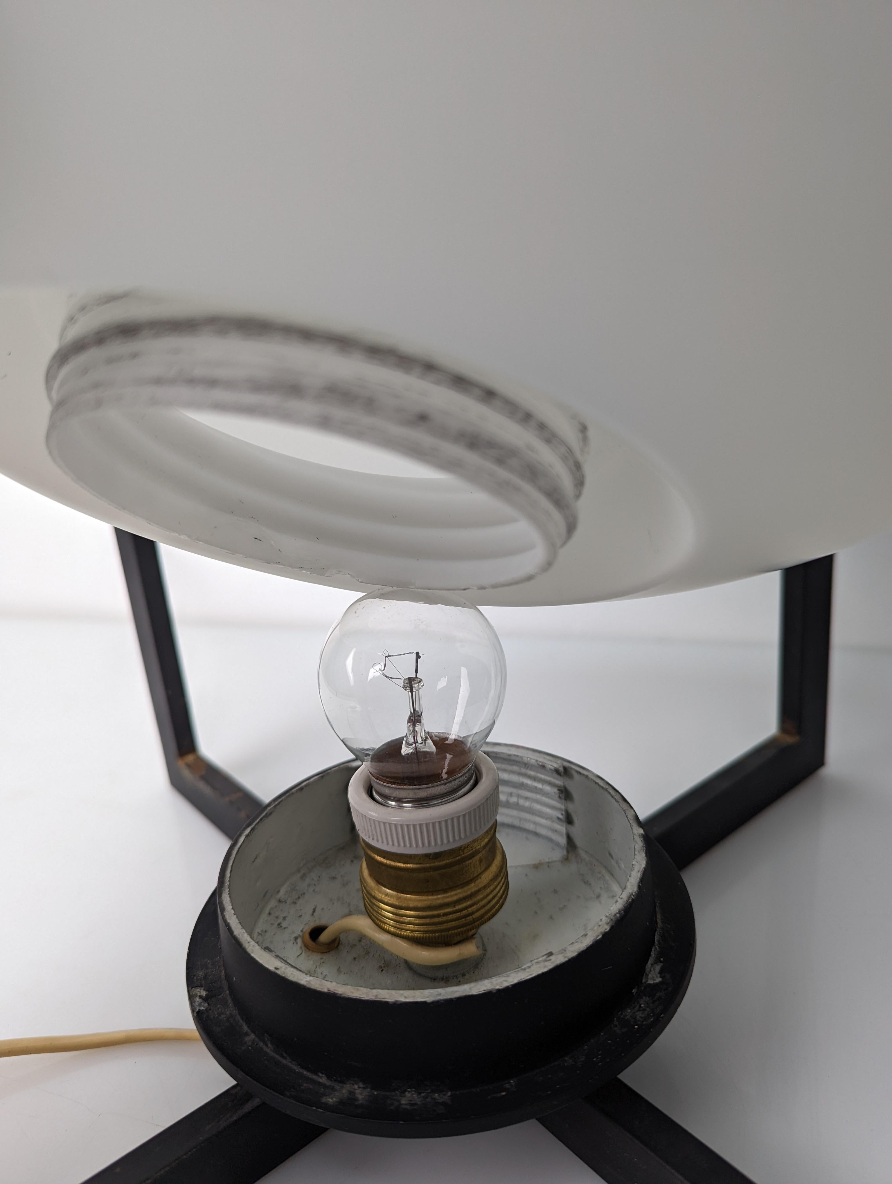 Architectural Cube Lámpara de sobremesa Metal negro Vidrio opalino Modernista Años 70 en venta 2